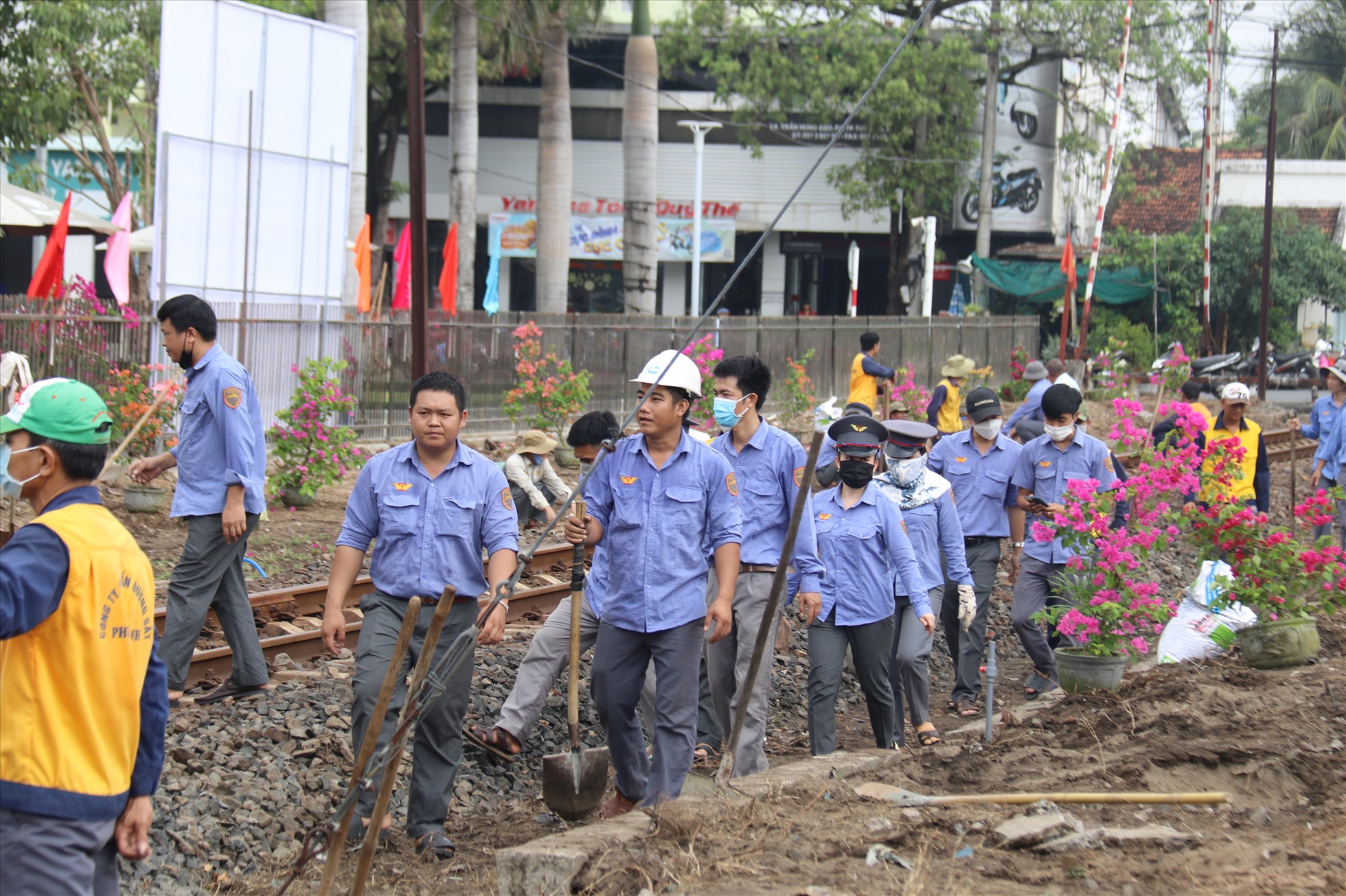 Đông đảo người lao động tham gia trồng hoa tại lễ phát động. Ảnh: Phương Linh
