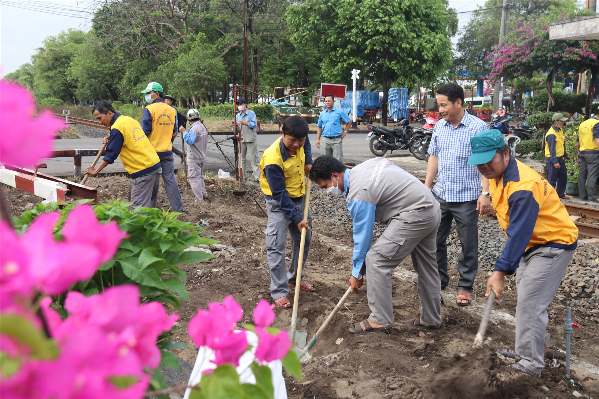 Cán bộ, đoàn viên ngành đường sắt chung tay tạo nên những vườn hoa rực rỡ sắc màu tại khuôn viên các đơn vị đường sắt. Ảnh: Phương Linh