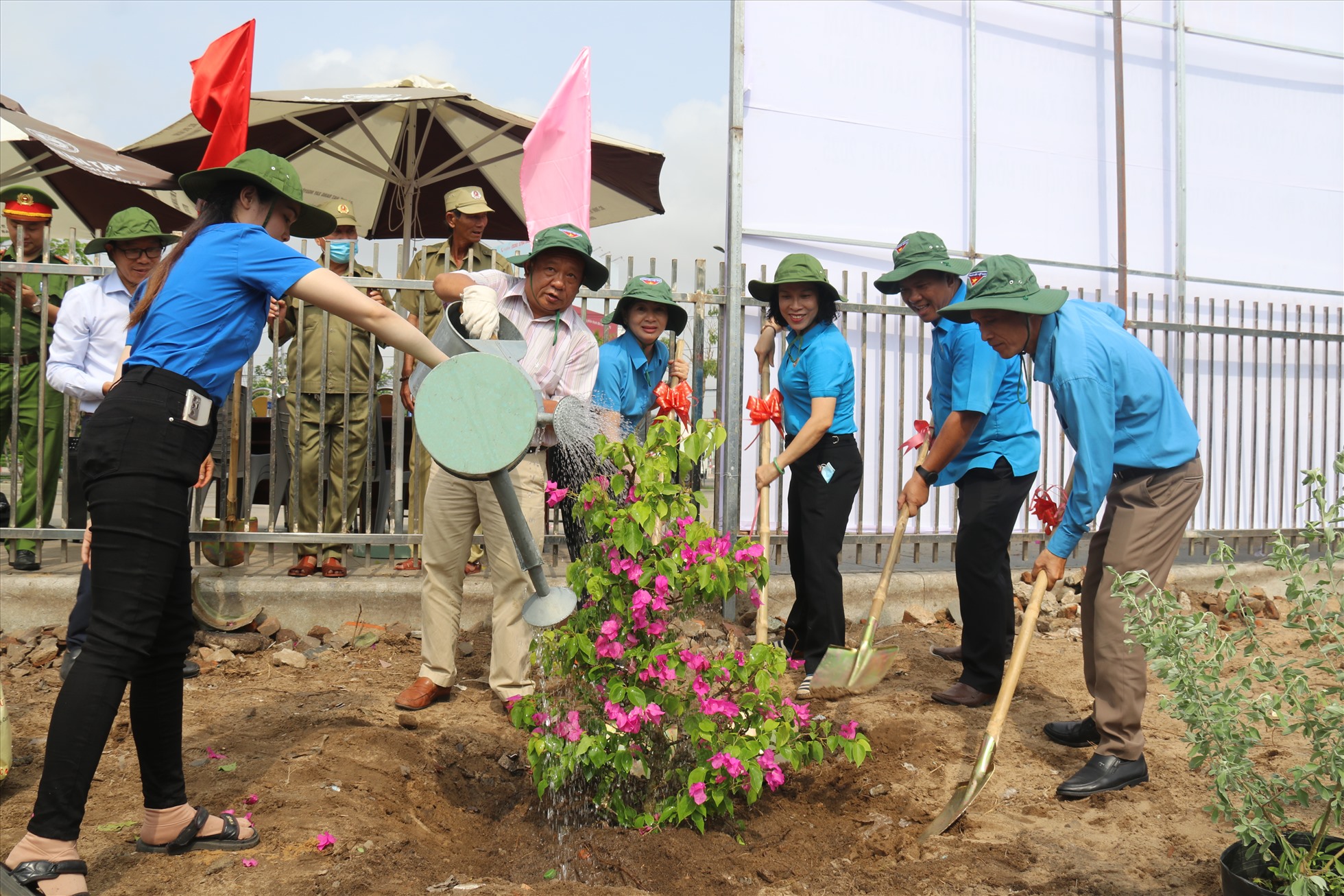 Để có được thành công của phong trào “Đường tàu-Đường hoa” còn là sự chung tay hưởng ứng của các tầng lớp nhân dân, nhất là những người dân sống dọc hai bên đường sắt. Ảnh: Phương Linh