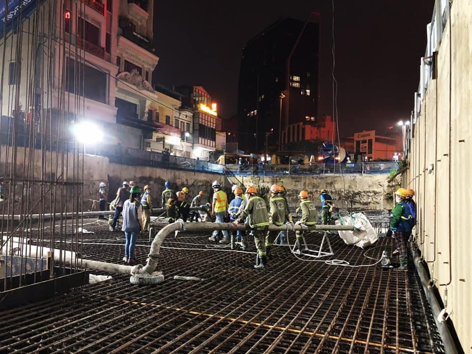Công nhân thi công bản đỉnh nửa phía Nam ga S10 - Ga Cát Linh. Ảnh: Ái Vân