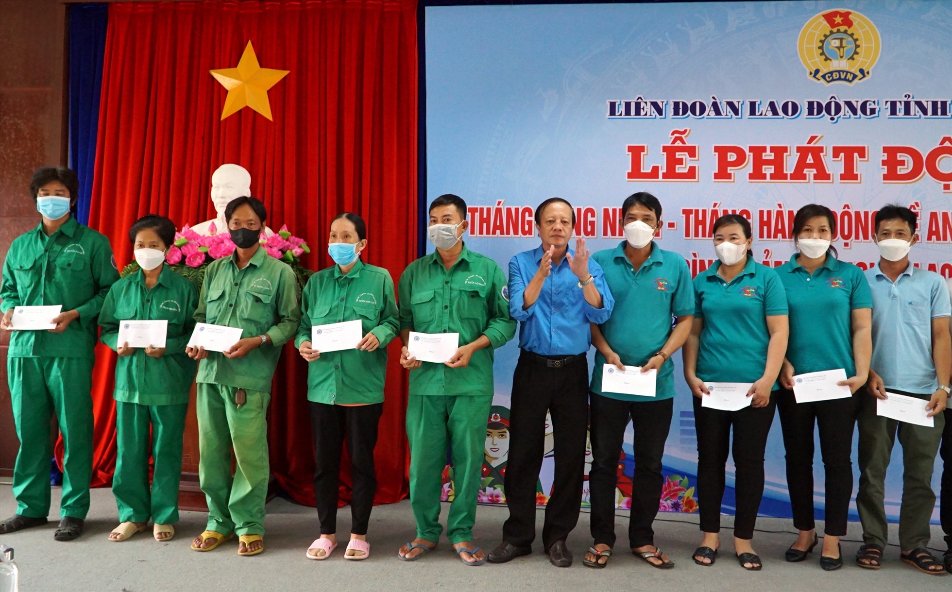 Nhân dịp phát động Tháng công nhân, 150 công nhân lao động có hoàn cảnh khó khăn được LĐLĐ tỉnh Bạc Liêu hỗ trợ mỗi người 1 triệu đồng. Ảnh: Nhật Hồ
