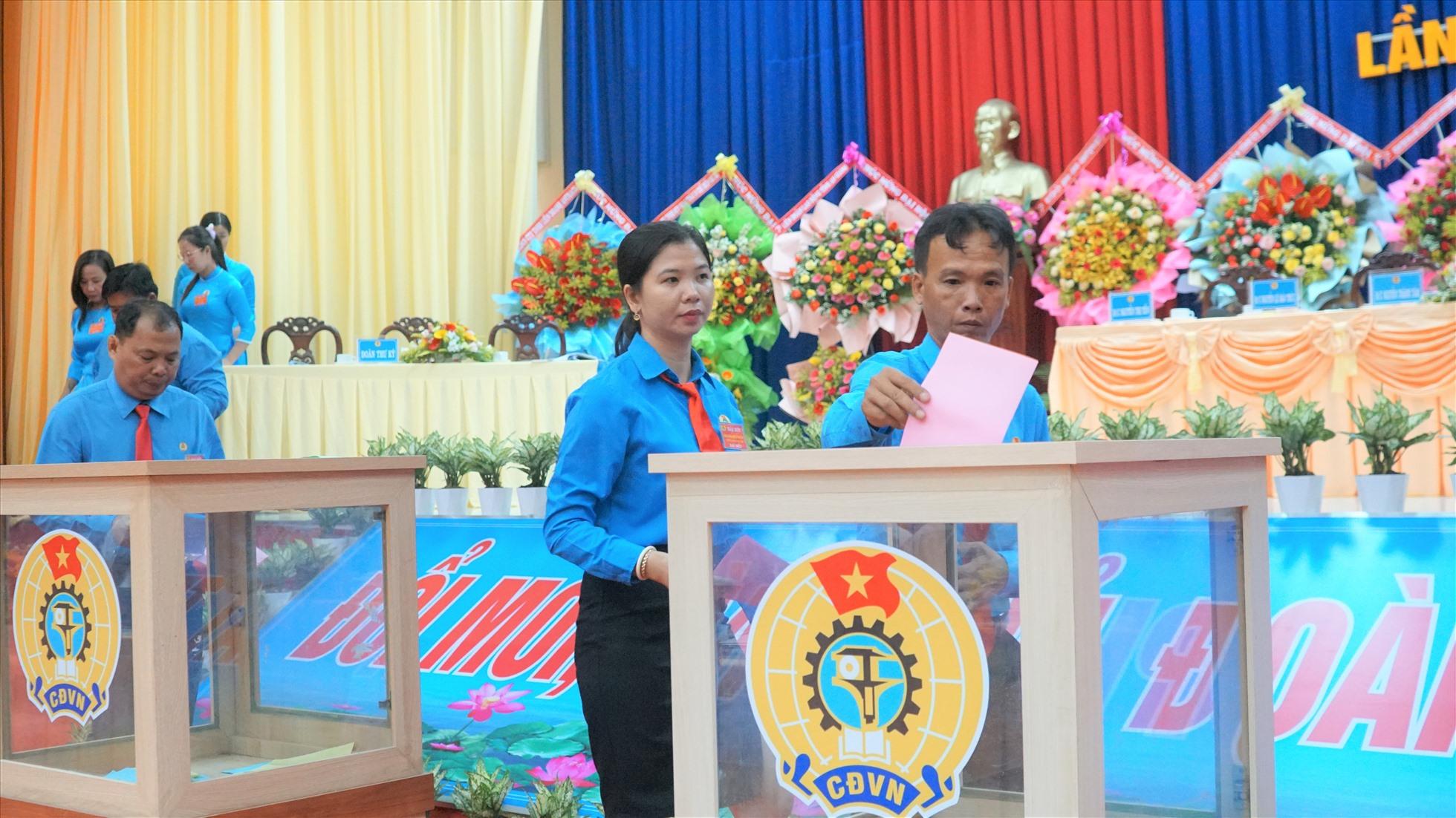 Các đại biểu bỏ phiếu bầu Ban chấp hành nhiệm kỳ mới và Chủ tịch LĐLĐ huyện Tri Tôn nhiệm kỳ mới. Ảnh: Bích Ngọc