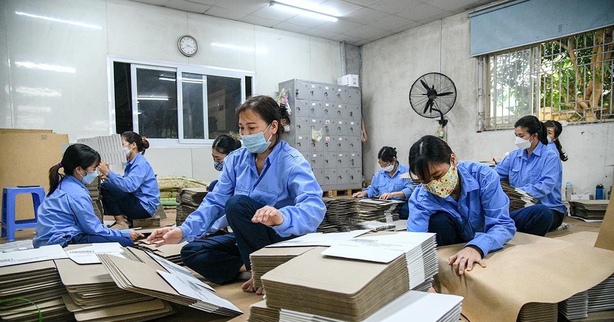 Không khí lao động sản xuất tại Công ty Bao bì Việt Thắng (KCN Ngọc Hồi, huyện Thanh Trì, Hà Nội).