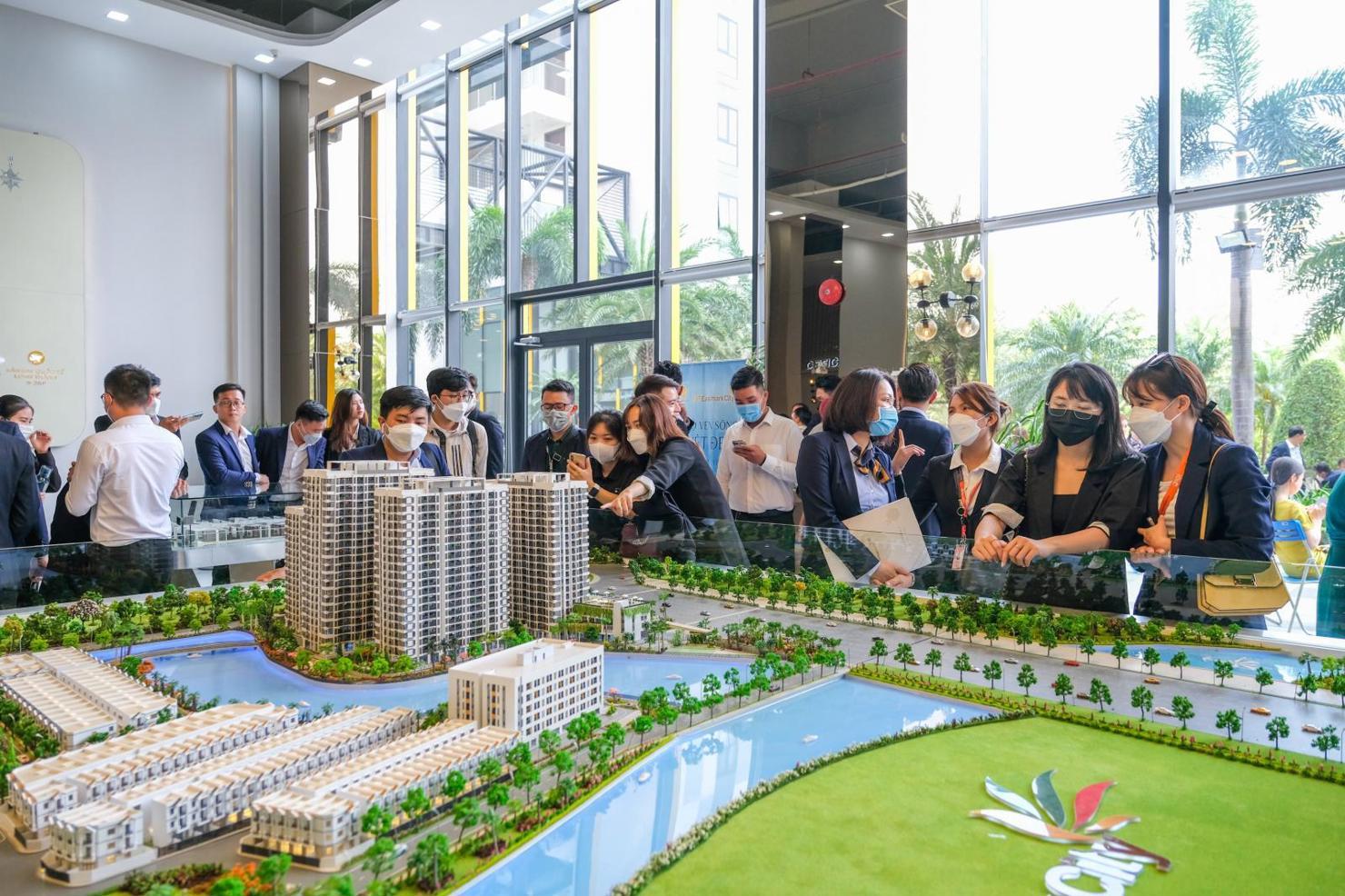Giao dịch bất động sản qua sàn giúp bảo vệ quyền lợi người tham gia và không làm tăng chi phí. (Ảnh: DĐDN)