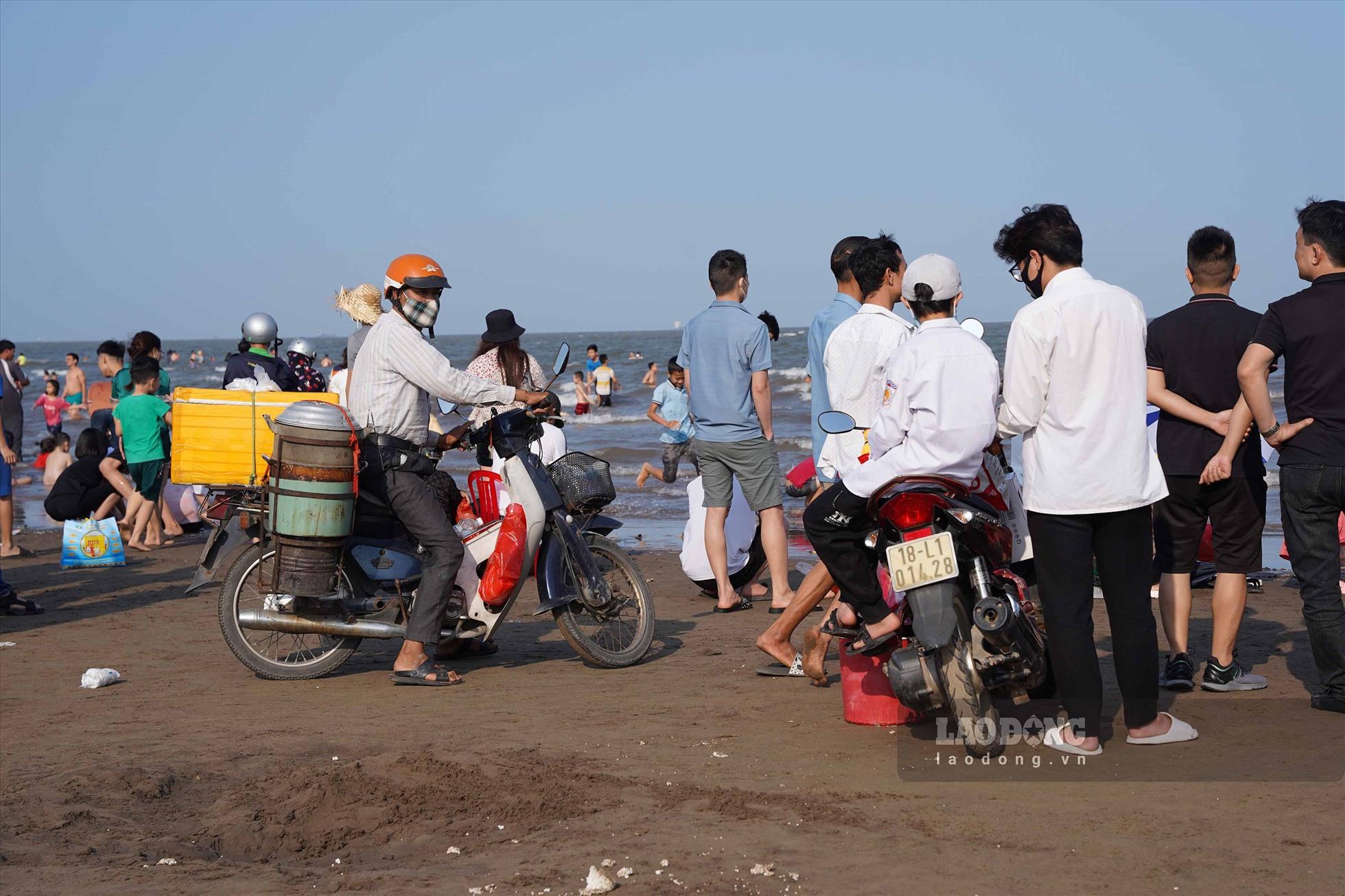 Khu vực tắm biển cũng là nơi để người dân địa phương kinh doanh buôn bán để kiếm thêm thu nhập.