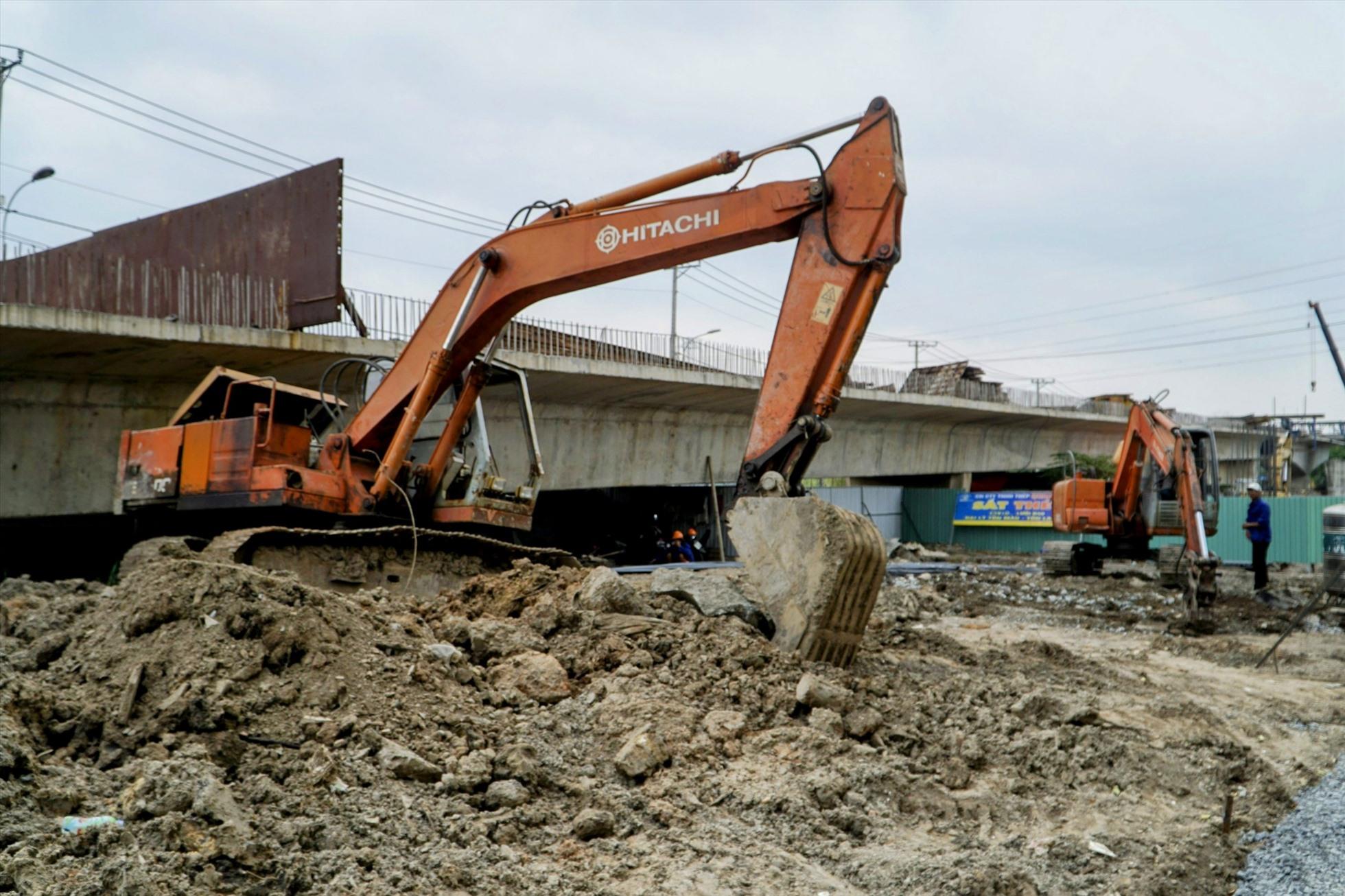 Đơn vị thi công đã thực hiện được mố M2, một phần nhịp dẫn, nhịp chính, hệ thống thoát nước và tuyến đường tránh phía quận 2 cũ, tổng khối lượng đạt khoảng 40% giá trị hợp đồng.