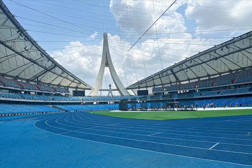 SEA Games 32 tổ chức thi đấu 37 môn với 586 nội dung, trong đó, có nhiều môn, phân môn thuộc chương trình thi đấu Olympic bị loại bỏ như: Bắn súng, đấu kiếm, bắn cung, rowing, canoeing… Thay vào đó, Campuchia đưa những môn thi đấu địa phương như Kun Bokator, võ Khmer, cờ ốc… vào chương trình thi đấu để quảng bá văn hoá truyền thống.