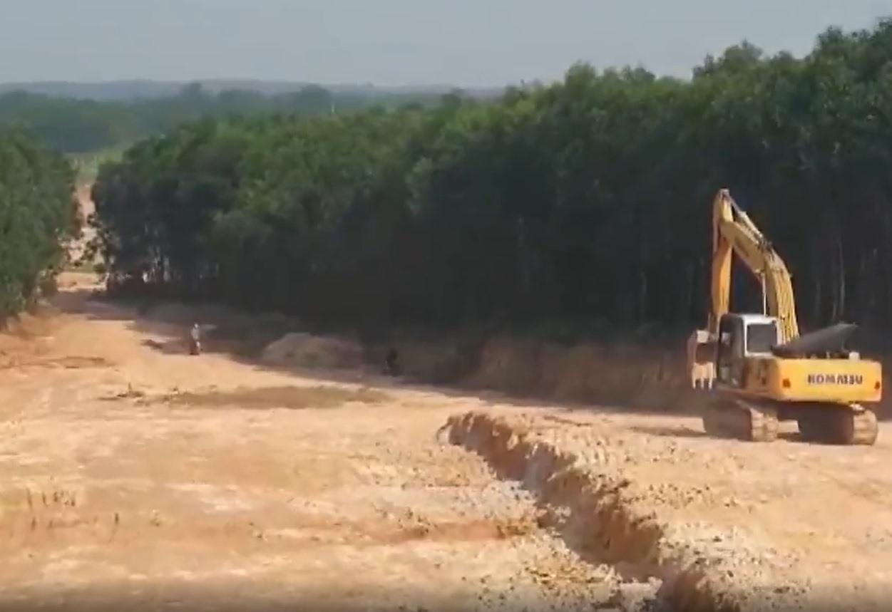 Khai thác đất trái phép ở huyện Hải Lăng. Ảnh: L.Trường.