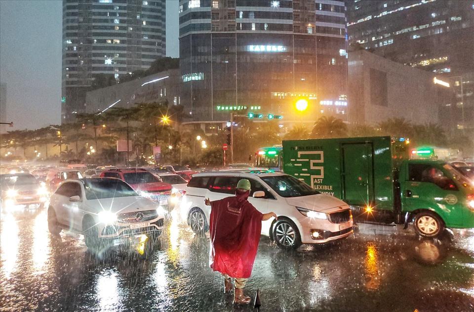Ảnh hưởng của không khí lạnh, cả nước có mưa dông. Ảnh: Tô Thế