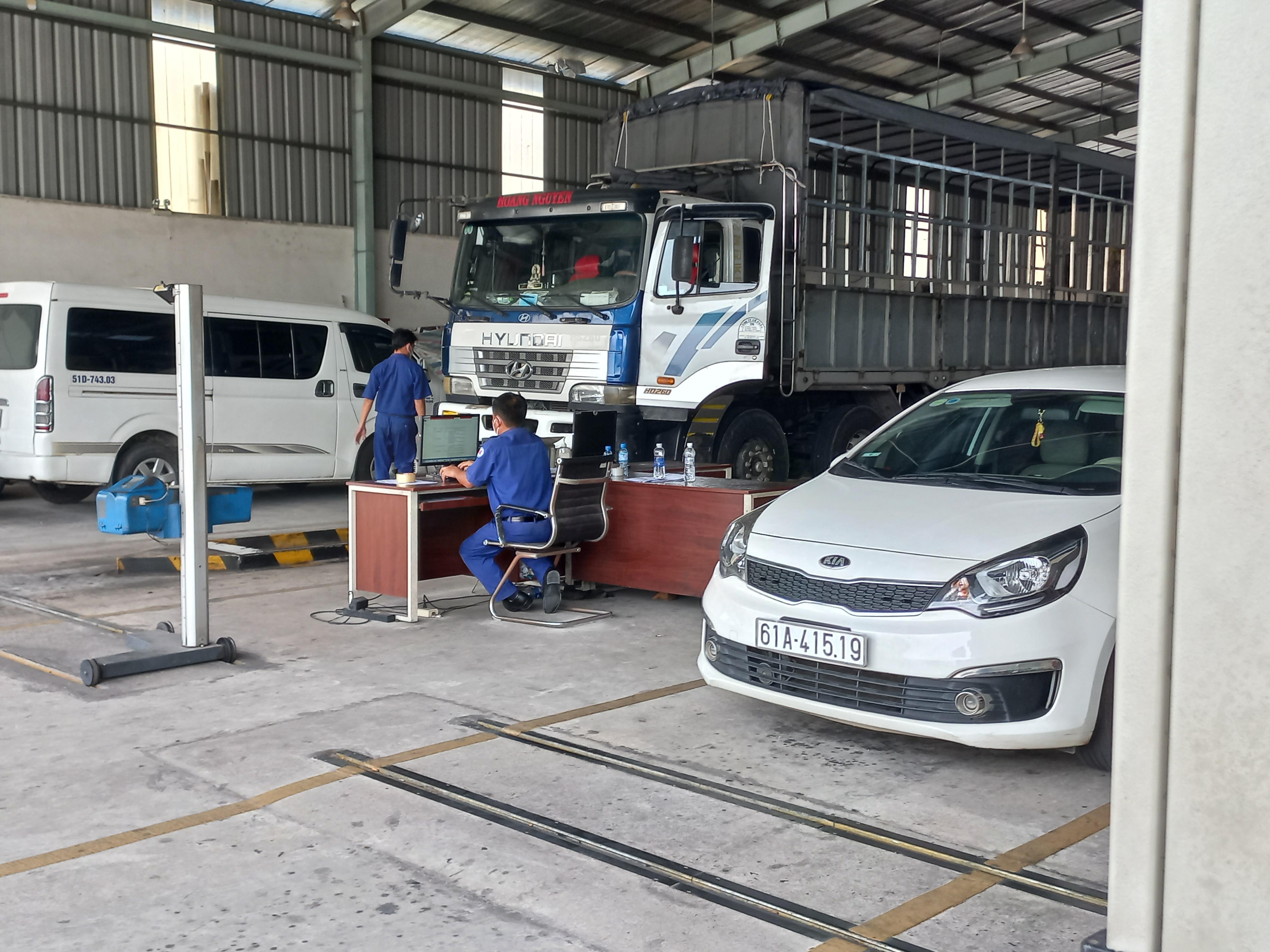 Trung tâm đăng kiểm quá tải. Ảnh: Đình Trọng