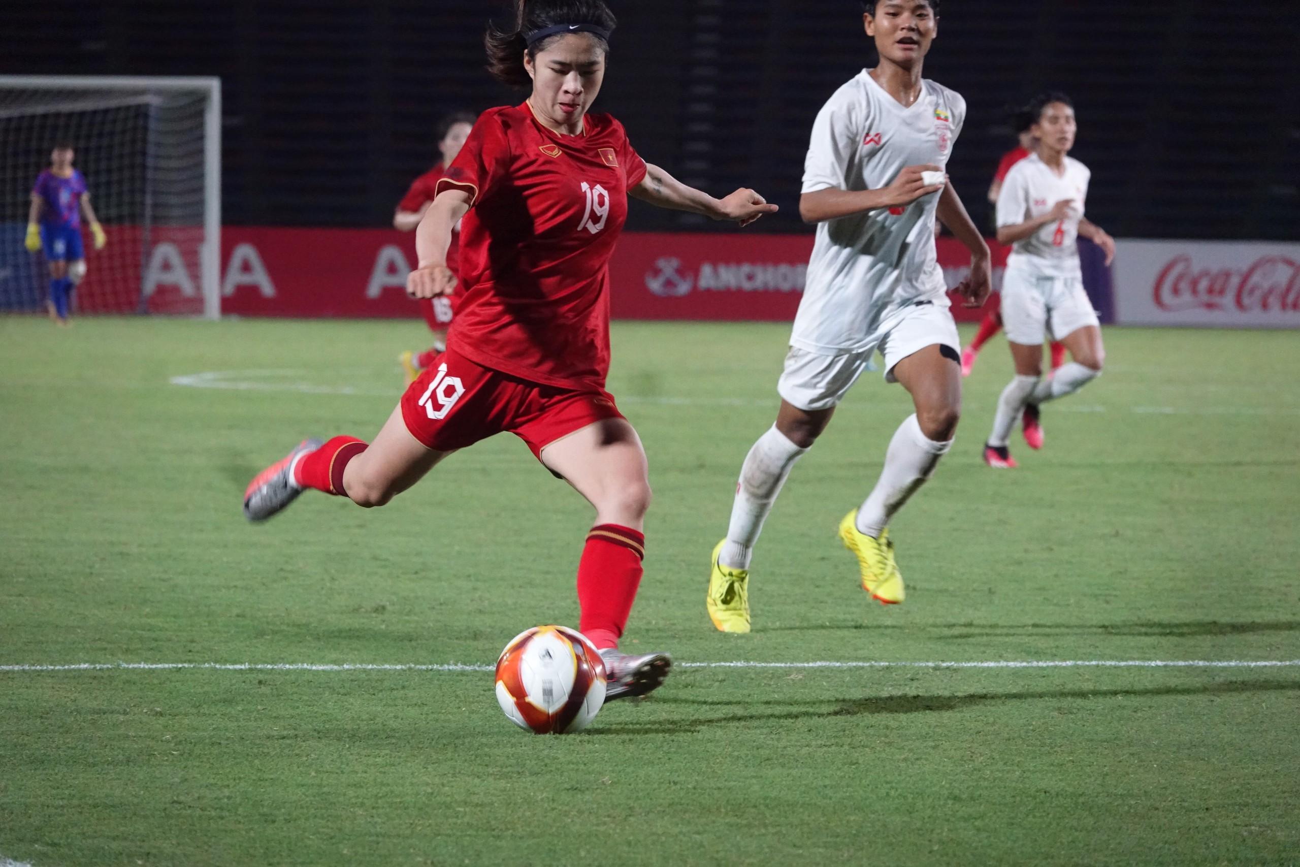 Thanh Nhã với pha dứt điểm ấn định tỉ số 2-0 cho tuyển nữ Việt Nam trong trận chung kết SEA Games 32 hôm 15.5. Ảnh: Đăng Văn