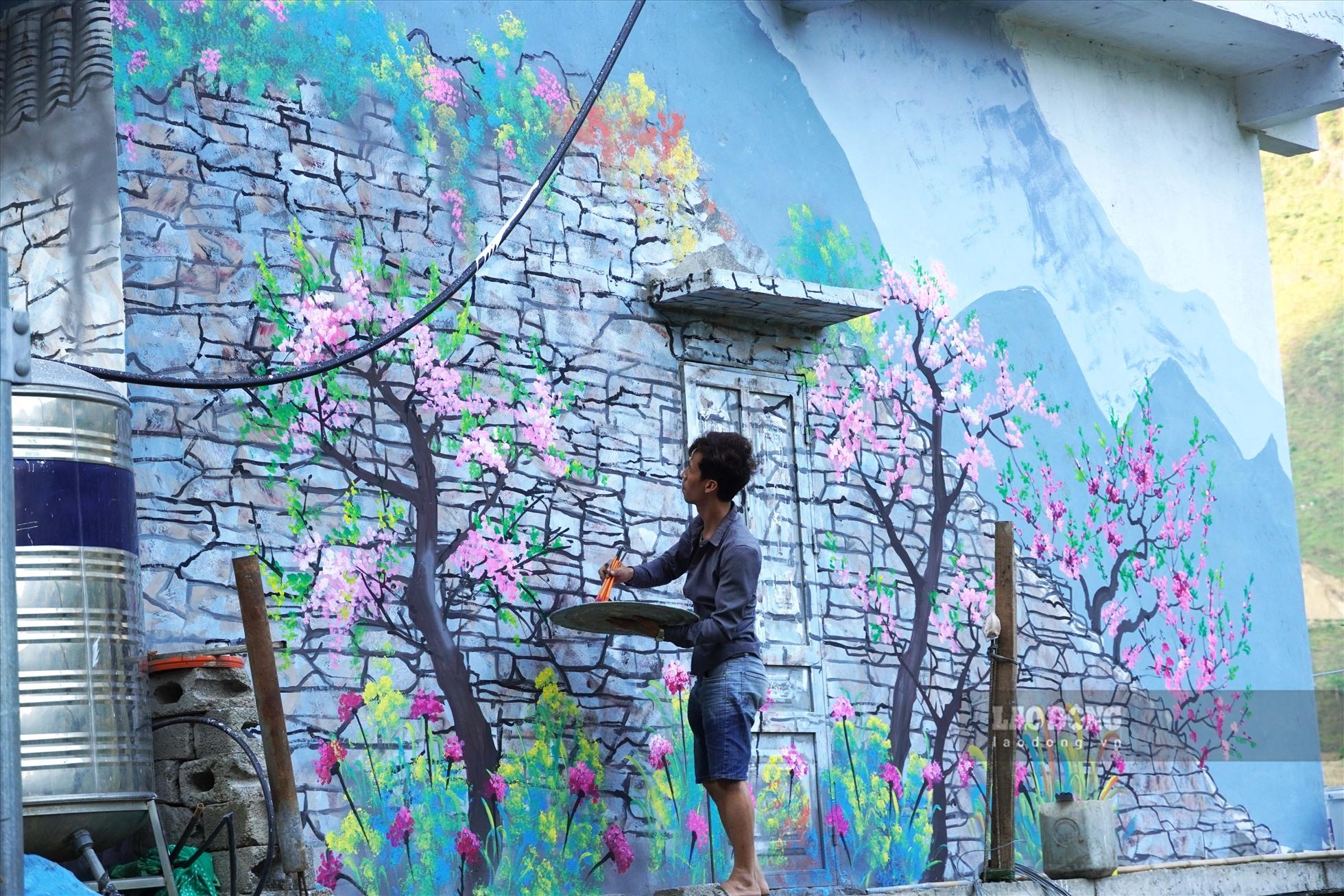 Anh Hùng Dương (quê Thái Nguyên), một họa sĩ tham gia dự án cho biết, hiện anh và các hoạ sĩ đang vẽ tranh bích họa và tạo cảnh quan tại một số ngôi nhà dọc theo quốc lộ 4C thuộc địa phận các xã Pả Vi, Pải Lủng của huyện Mèo Vạc.