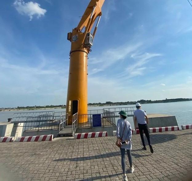 Chị Hà kiểm tra hàng hóa ở cảng tàu. Ảnh: Thu Hà.
