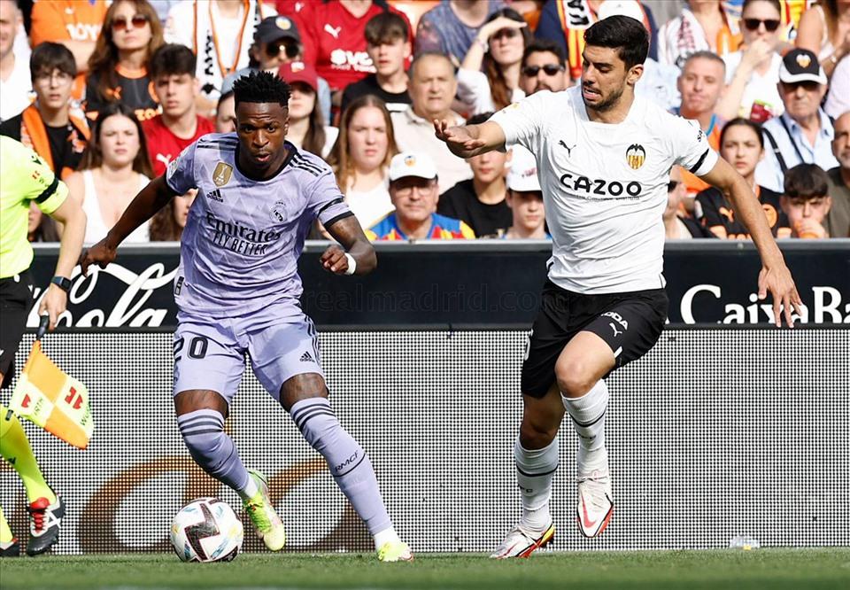 Vinicius trong trận đấu với Valencia. Ảnh: AFP