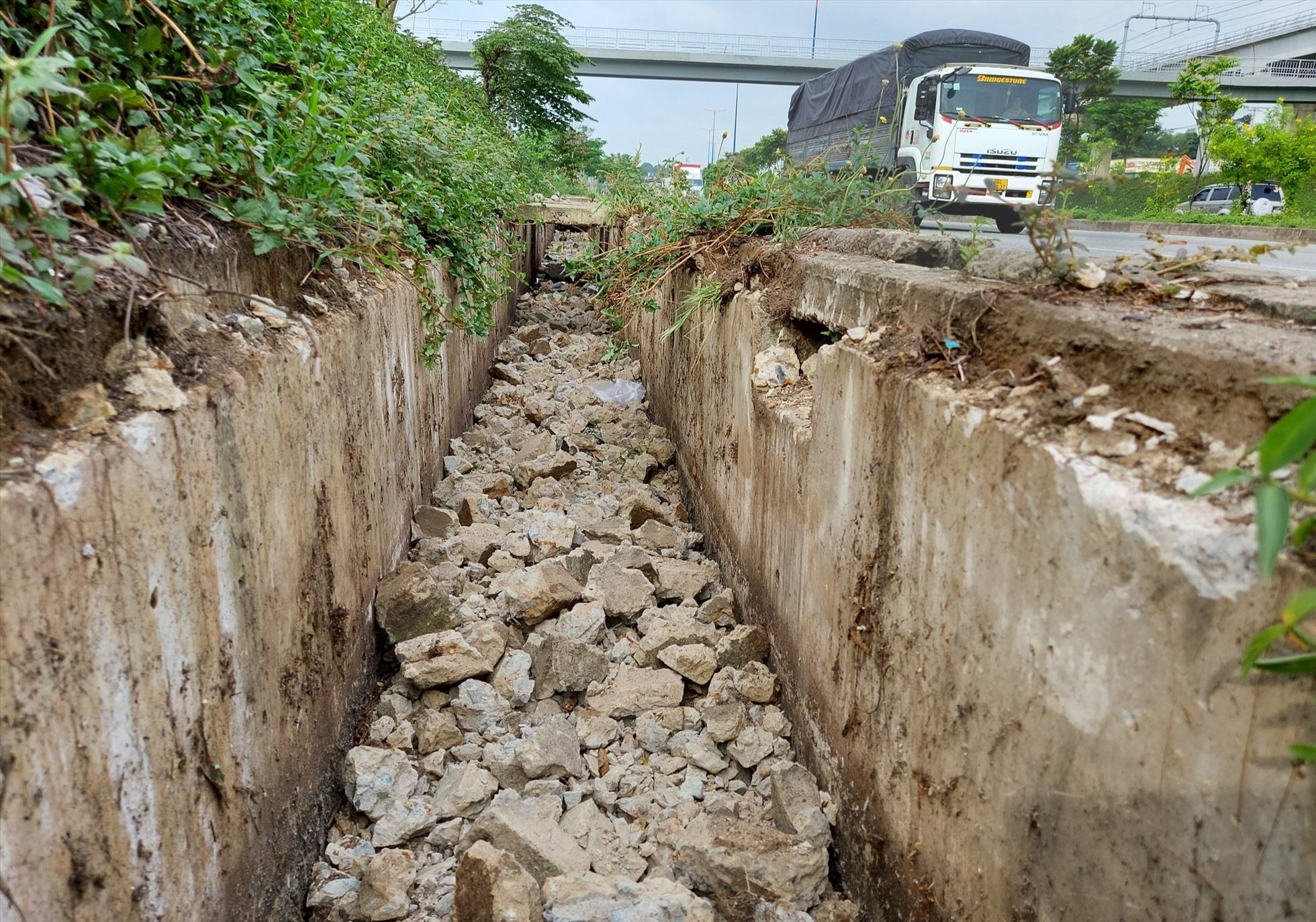 Mảnh bê tông được vứt đầy mương rãnh thoát nước, cốt thép bên trong bị lấy đi.