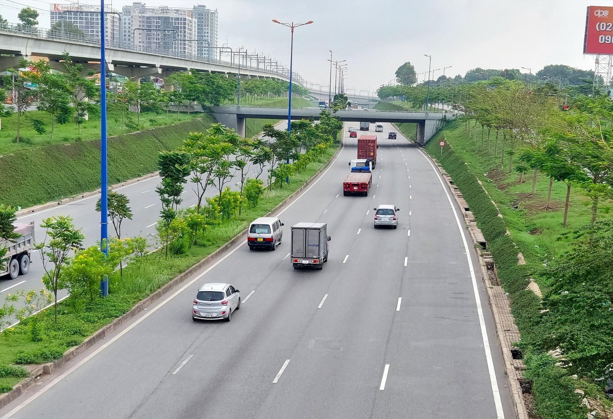 Thời gian qua gần đây, hàng loạt nắp cống, tấm đan để che đậy cống, mương rãnh thoát nước dọc tuyến Xa lộ Hà Nội (từ khu vực nút giao Cát Lái đến nút giao Đại học Quốc gia Thành phố) bị kẻ gian đập nát vụn, lấy mất phần cốt thép.