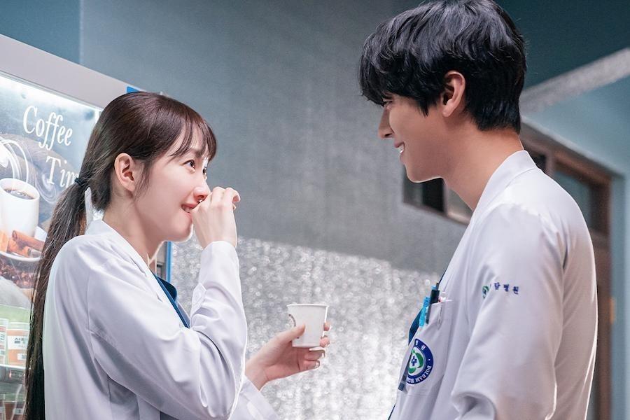 “Người thầy y đức 3” dành nhiều “đất” cho chuyện tình cảm của Seo Woo Jin (Ahn Hyo Seop) và Cha Eun Jae (Lee Sung Kyung). Ảnh: Nhà sản xuất SBS