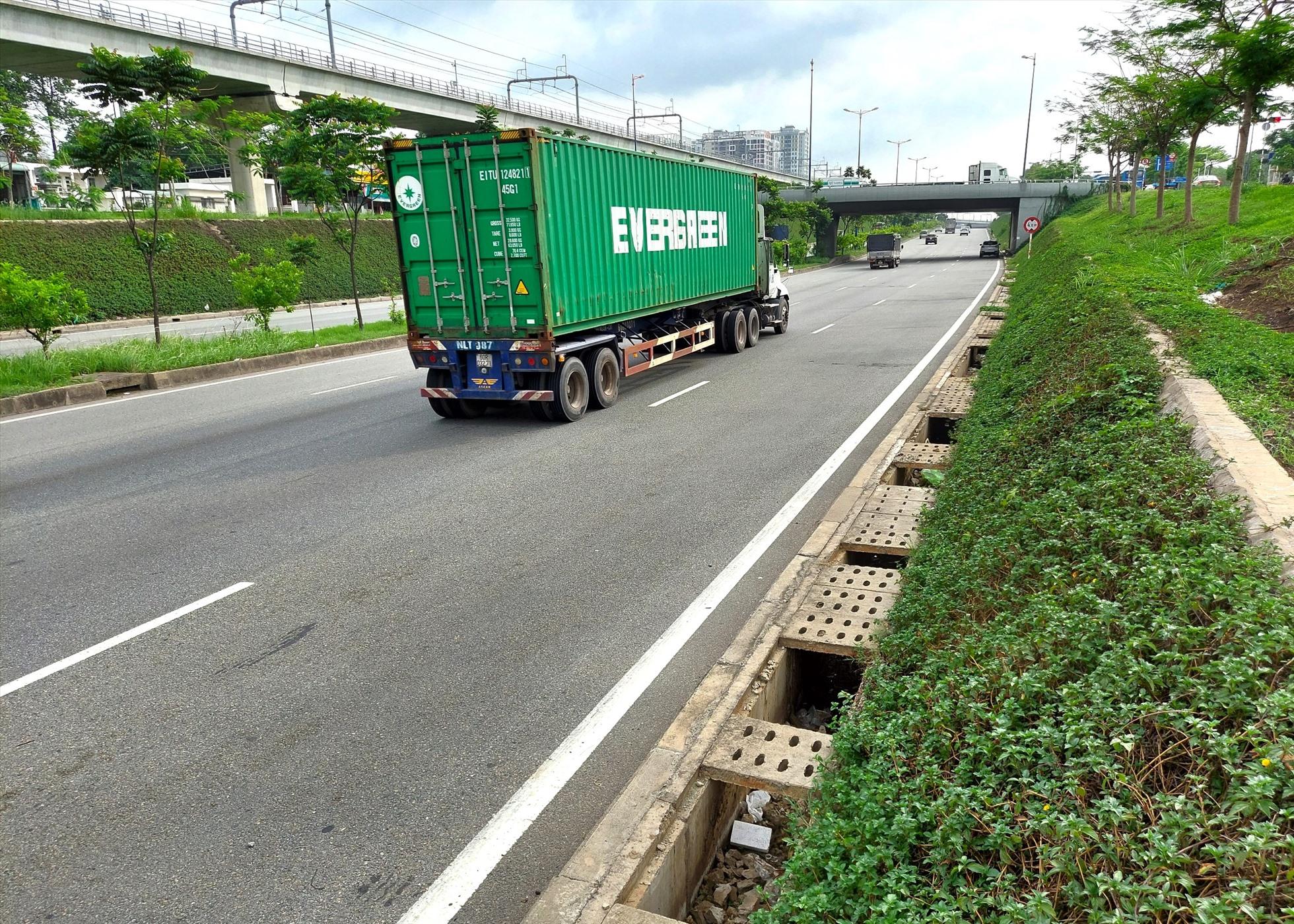 Dài hơn 15 km, Xa lộ Hà Nội một trong những tuyến đường đẹp nhất TP Hồ Chí Minh và là trục giao thông huyết mạch ở cửa ngõ phía Đông thành phố, kết nối qua Bình Dương, Đồng Nai.