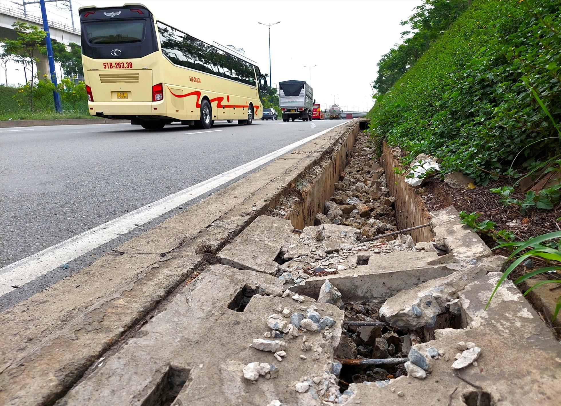 Mỗi tấm đan bê tông có giá trị khoảng 220.000 đồng đến khoảng 500.000 đồng tùy kích thước.