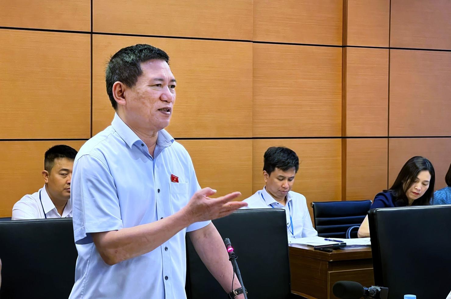 Bộ trưởng Bộ Tài chính Hồ Đức Phớc phát biểu tại phiên thảo luận tổ.
