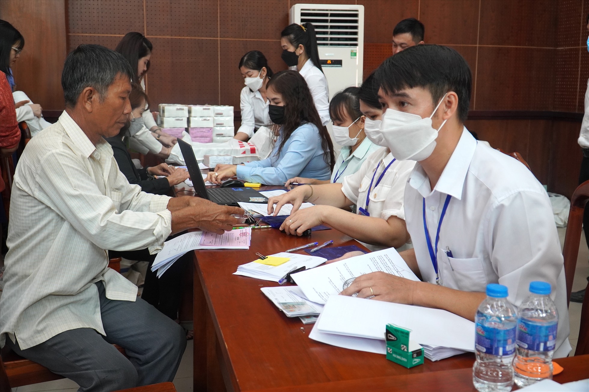 Các hộ dân làm thủ tục nhận tiền bồi thường hỗ trợ tái định cư dự án đường số 1 kết nối sân bay Long Thành. Ảnh: Hà Anh Chiến