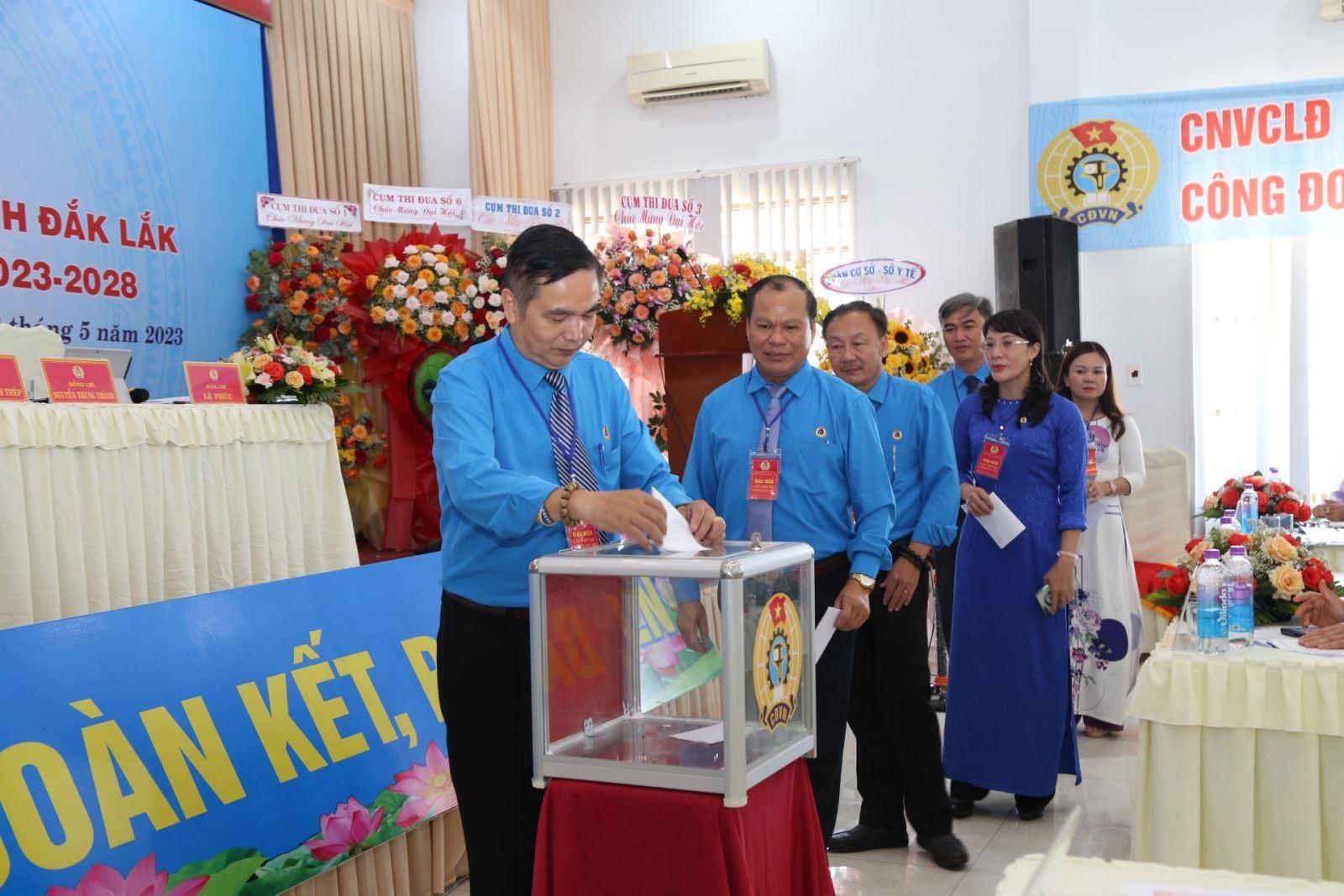 Đại hội tiến hành bỏ phiếu bầu Chấp hành Công đoàn ngành Y tế Đắk Lắk nhiệm kỳ 2023-2028. Ảnh: Quốc Diễn