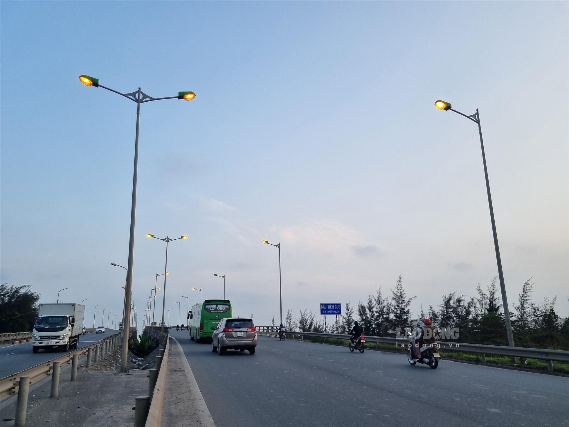 Liên quan đến vấn đề này, sáng 26.5, trao đổi với Lao Động, ông Đỗ Văn Mạnh (Đại diện quản lý hệ thống điện sáng khu vực cầu Tiên Cựu) xác nhận, khoảng mấy hôm nay, tình trạng này xảy ra do đồng hồ hẹn giờ bật - tắt khu vực cầu Tiên Cựu đang bị hỏng. “Hiện tại, đơn vị đang tiến hành sửa chữa lại, dự kiến, trong ngày hôm nay (26.3) sẽ hoàn thành và thời gian bật - tắt của hệ thống điện sáng sẽ vận hành theo đúng quy định” - ông Mạnh nói.