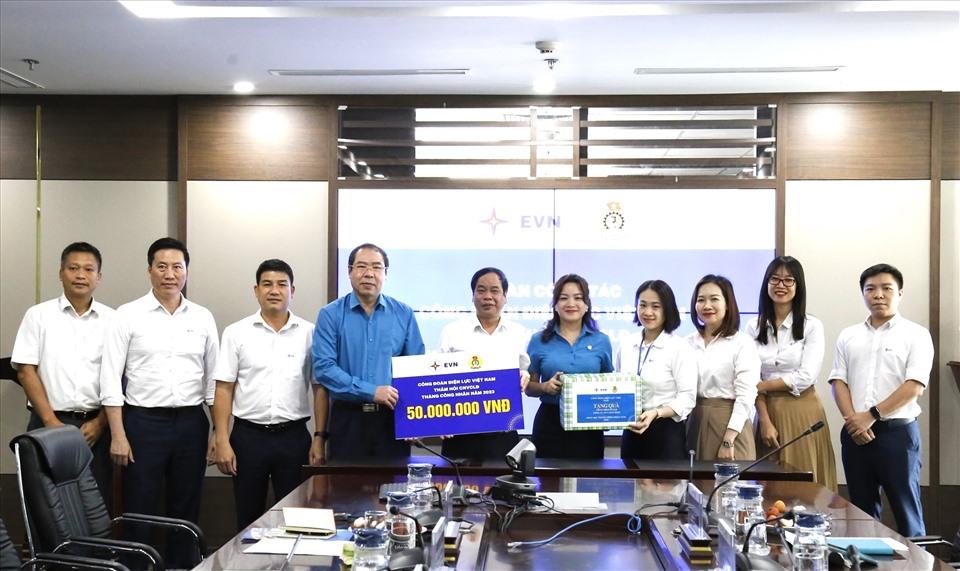 Trao hỗ trợ 50 triệu đồng để chăm lo đoàn viên làm việc mùa nắng nóng