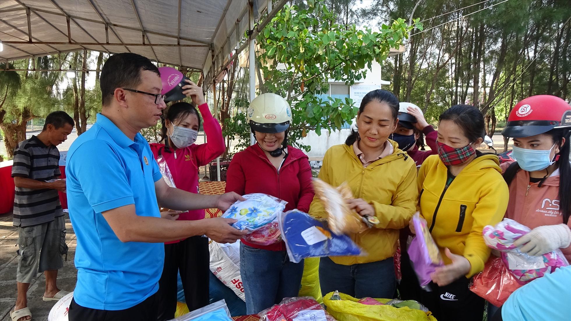 Công nhân được vui chơi, được nhận quà