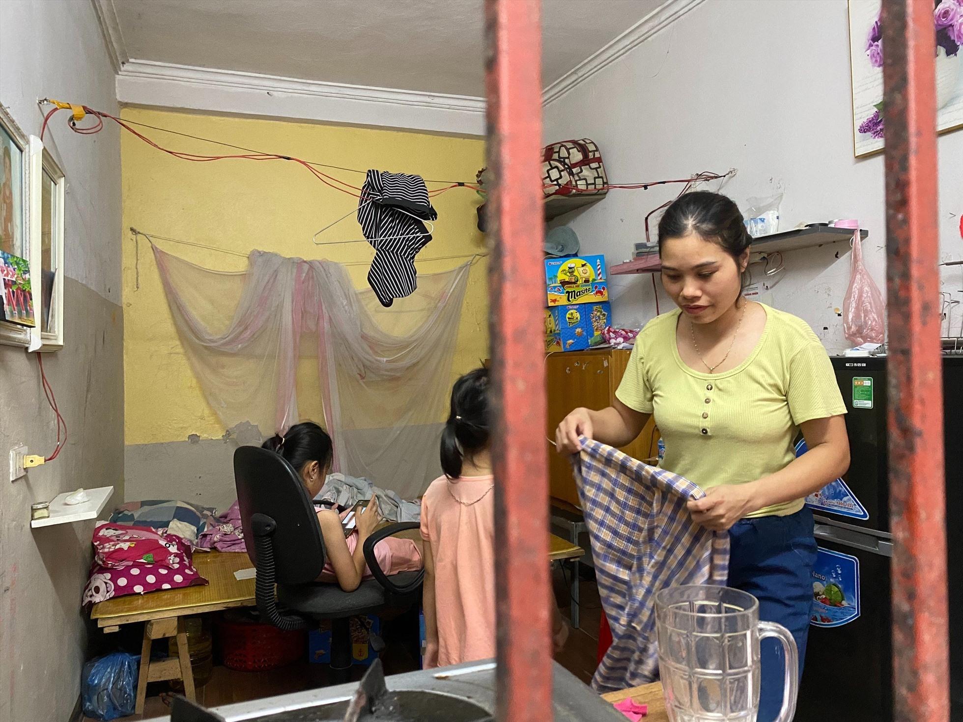 Với mức lương 7 triệu đồng/tháng, chị Hồng phải tằn tiện lắm mới đủ để lo cho 3 con nhỏ. Ảnh: Nhóm PV.