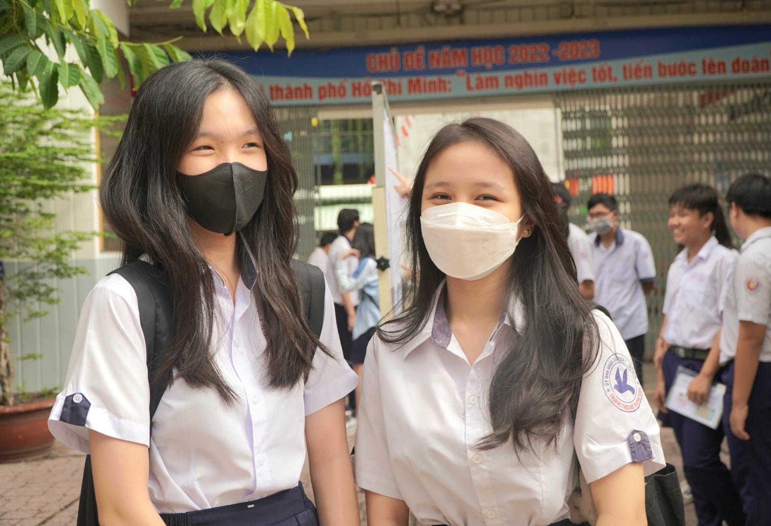 Thí sinh Tuyết Na và Mỹ Học (học sinh Trường THCS Võ Trường Toản) cho biết dù đã ôn khá kỹ nhưng vẫn cảm thấy áp lực, hồi hộp.