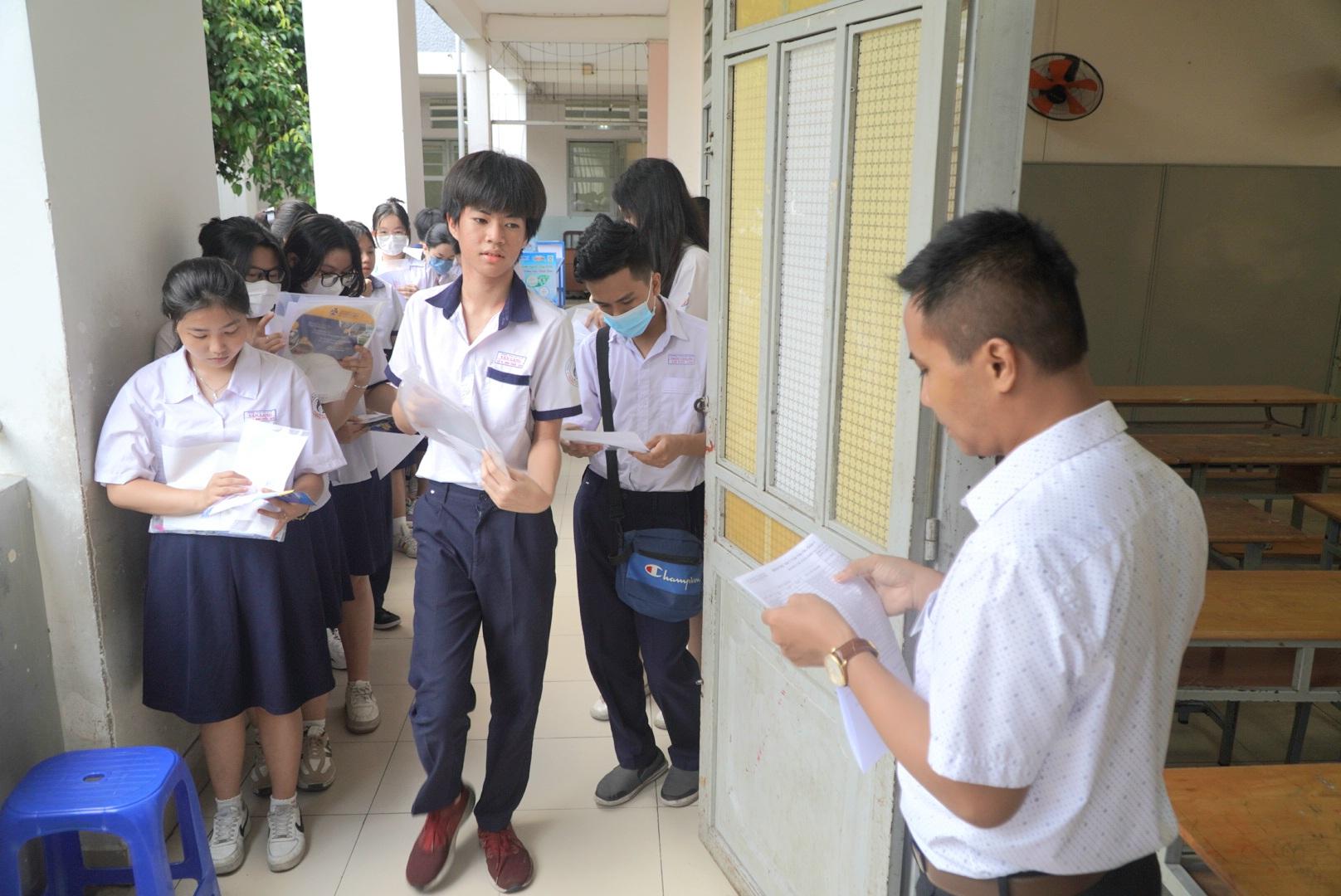 Ghi nhận của Lao Động tại điểm thi Trường THCS Trần Văn Ơn (quận 1), từ sáng sớm phụ huynh đã đưa con em mình đến điểm thi để làm thủ tục. Đến 9h30, các em học sinh vào phòng thi để lắng nghe giám thị phổ biến quy chế tuyển sinh.