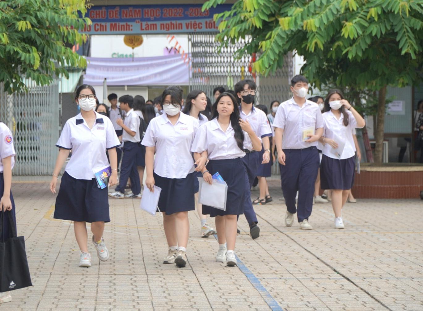 Sáng ngày 5.6, hơn 96.000 học sinh lớp 9 ở TP Hồ Chí Minh đã đến 150 điểm thi để sinh hoạt quy chế thi và kiểm tra thông tin cá nhân, chuẩn bị cho kỳ thi tuyển sinh vào lớp 10 chính thức diễn ra vào ngày 6 và 7.6