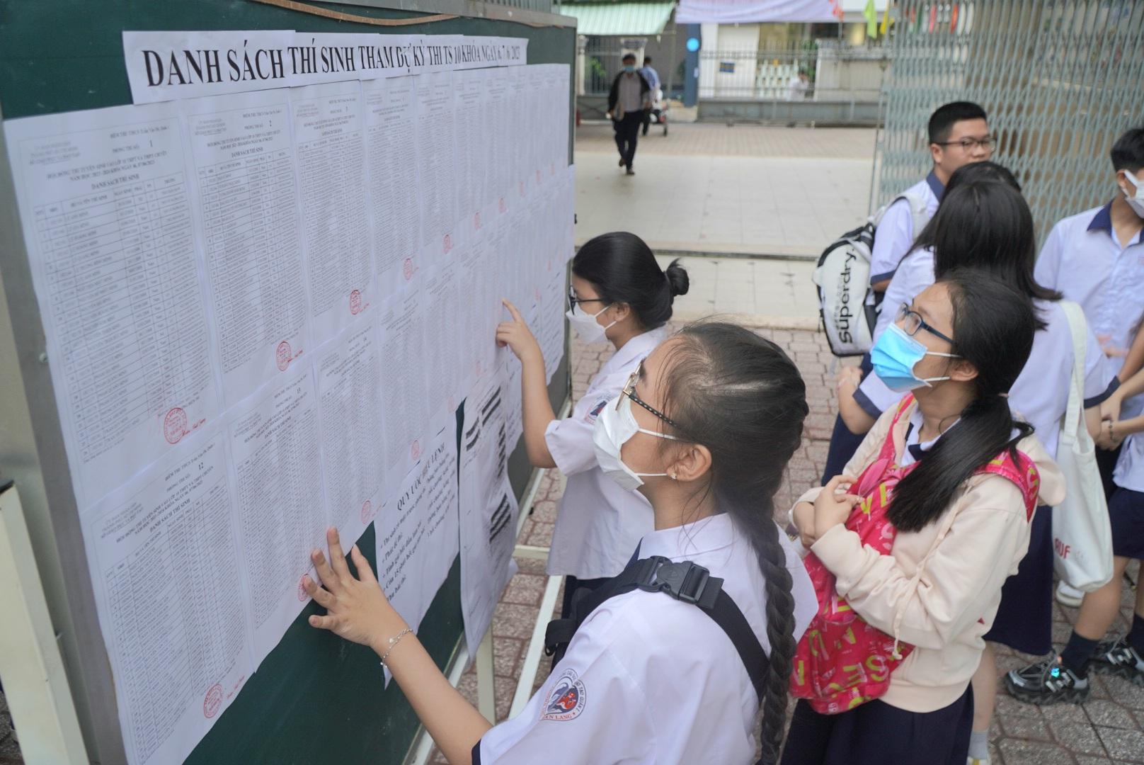 Nhiều thí sinh tỏ ra hào hứng, chuẩn bị tinh thần tốt nhất trước khi bước vào kỳ thi.