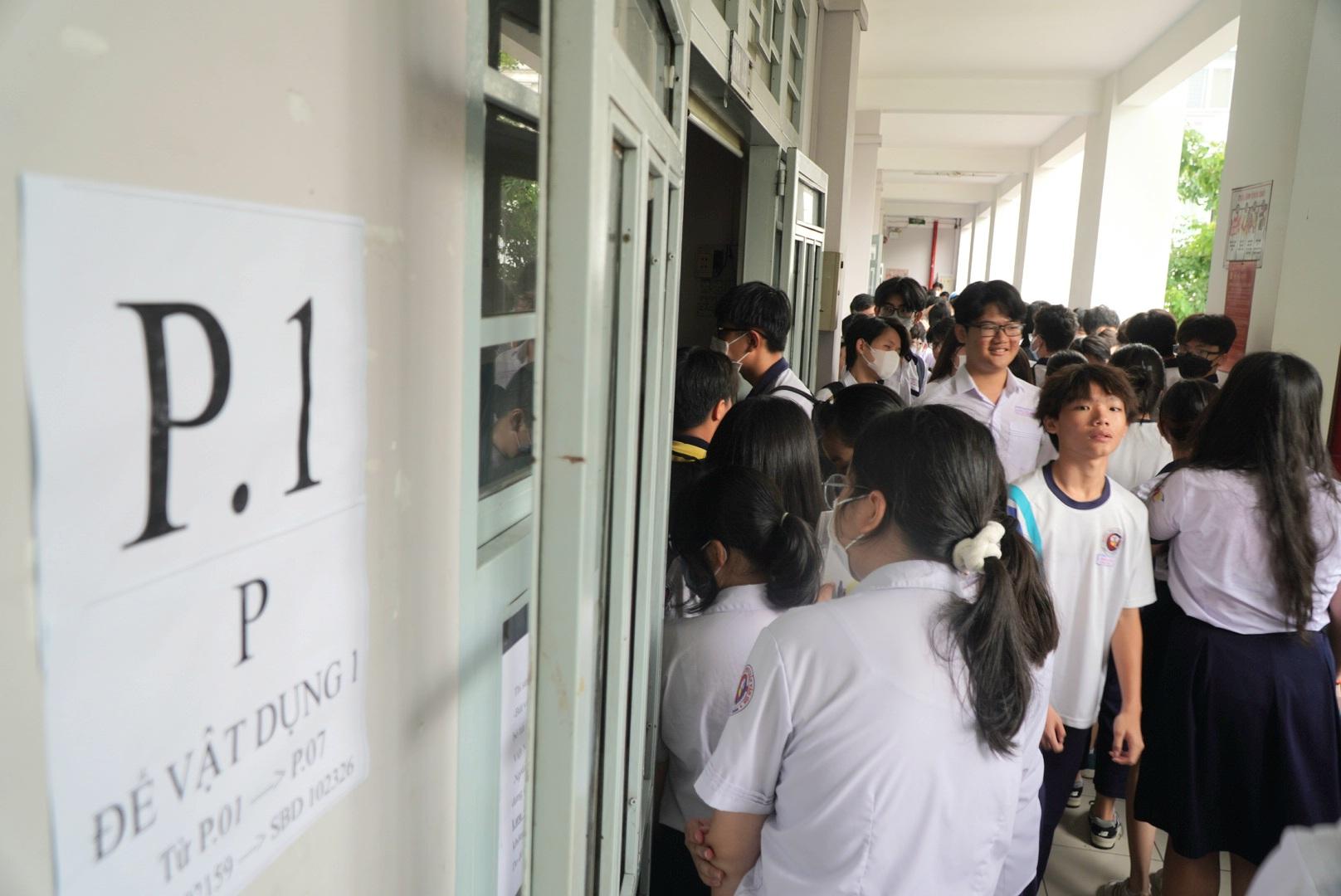 Tại điểm thi này có 535 thí sinh dự thi với 23 phòng thi và 3 phòng thi dự phòng. Mỗi phòng thi không quá 24 thí sinh.