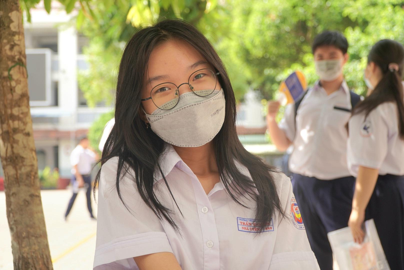 Còn Nhã Uyên (học sinh Trường THCS Trần Văn Ơn) tỏ ra tự tin. “Em đã ôn luyện nhiều, kiến thức nắm khá vững nên em không lo lắng, em tự tin mình sẽ làm tốt bài thi“, Nhã Uyên nói.