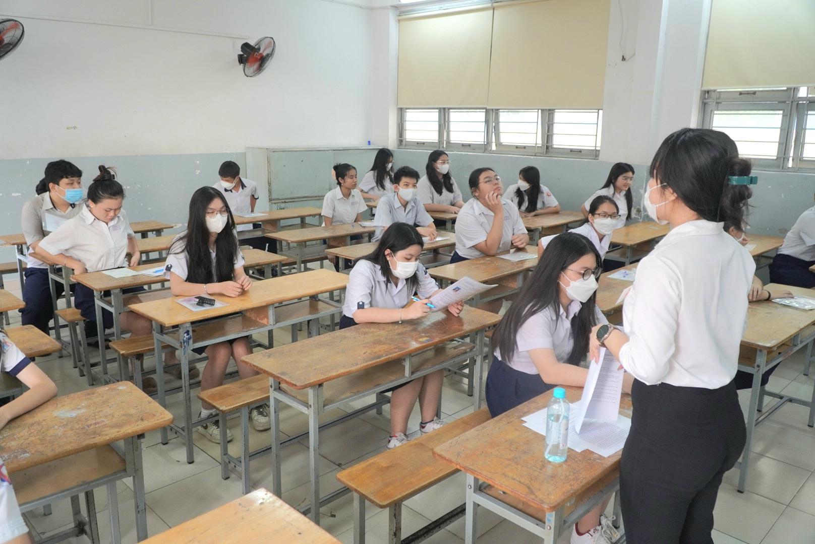 Tại điểm thi này có 535 thí sinh dự thi với 23 phòng thi và 3 phòng thi dự phòng. Mỗi phòng thi không quá 24 thí sinh.