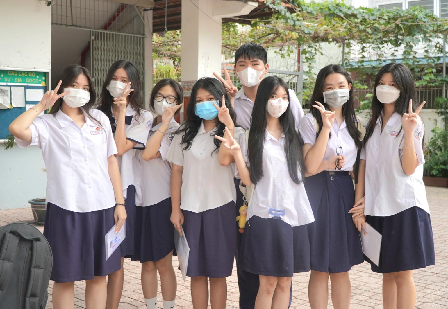 Nhiều thí sinh tỏ ra hào hứng, chuẩn bị tinh thần tốt nhất trước khi bước vào kỳ thi.