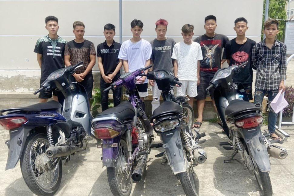 Các đối tượng cùng phương tiện vi phạm. Ảnh Công an cung cấp.