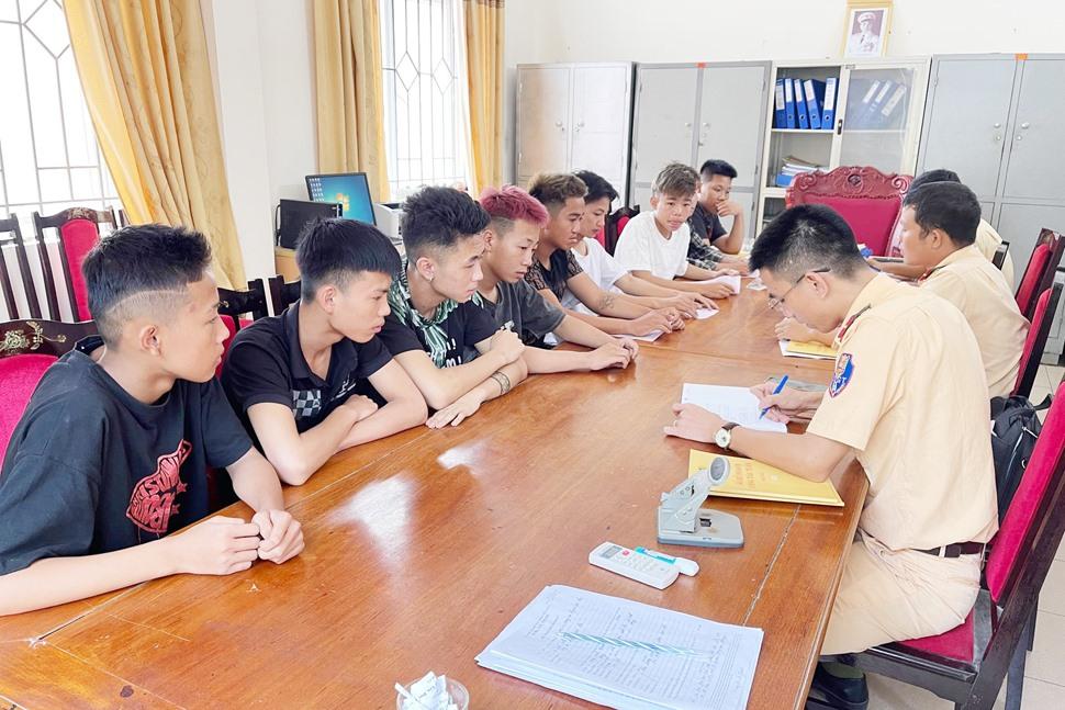Xử lý nhóm thanh thiếu niên ngổ ngáo tụ tập bốc đầu xe máy