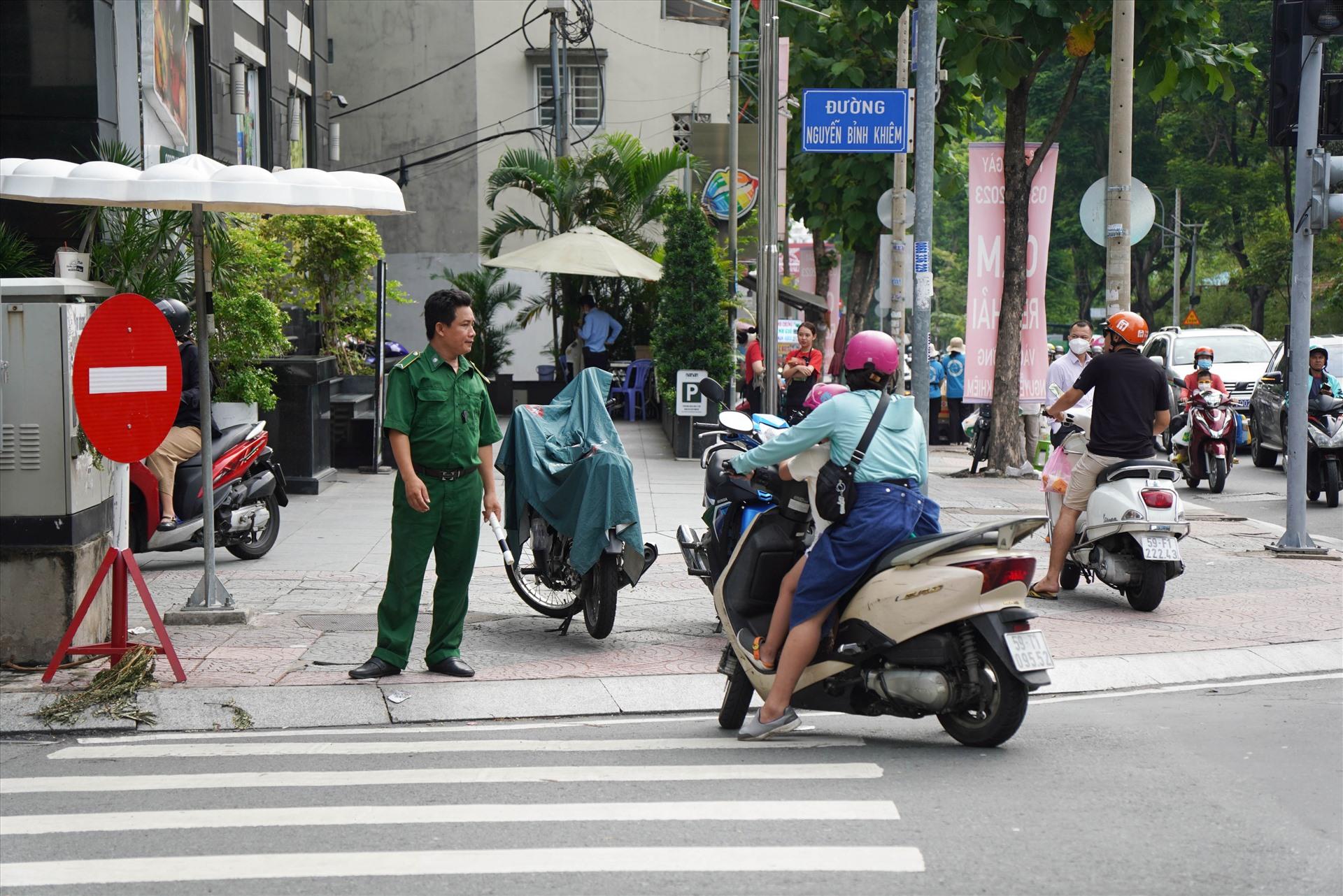 Những trường hợp này đều được lực lượng chức năng nhắc nhở chọn lộ trình khác. Ảnh: Hữu Chánh