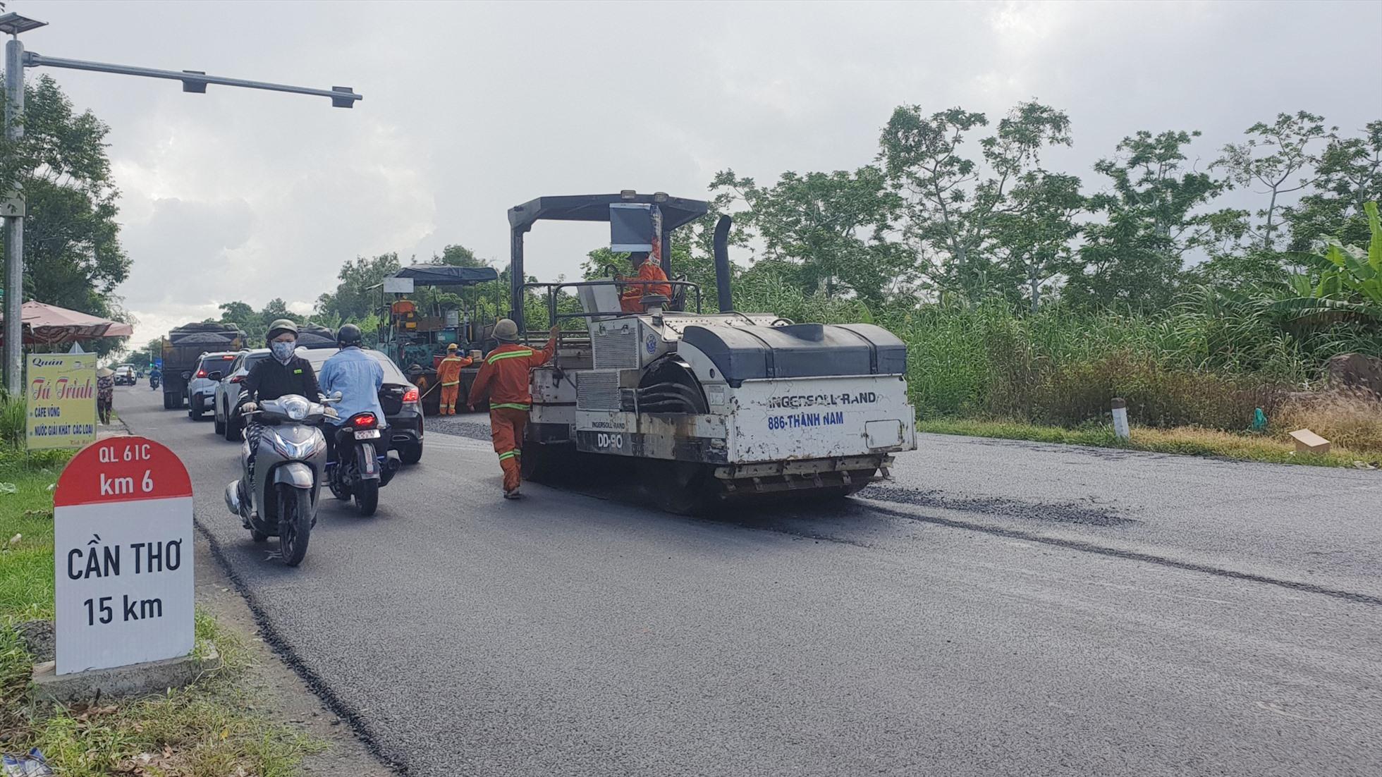 Ông Nguyễn Văn Thành - Giám đốc Khu Quản lý đường bộ IV (Cục Đường bộ VN, Bộ GTVT) cho biết, trong năm 2023 đơn vị đang triển khai thi công 4Km đường thuộc QL61C đoạn đi qua TP Cần Thơ với kinh phí 12 tỉ đồng, phần còn lại của tuyến quốc lộ này sẽ được tiếp tục thực hiện trong năm sau.