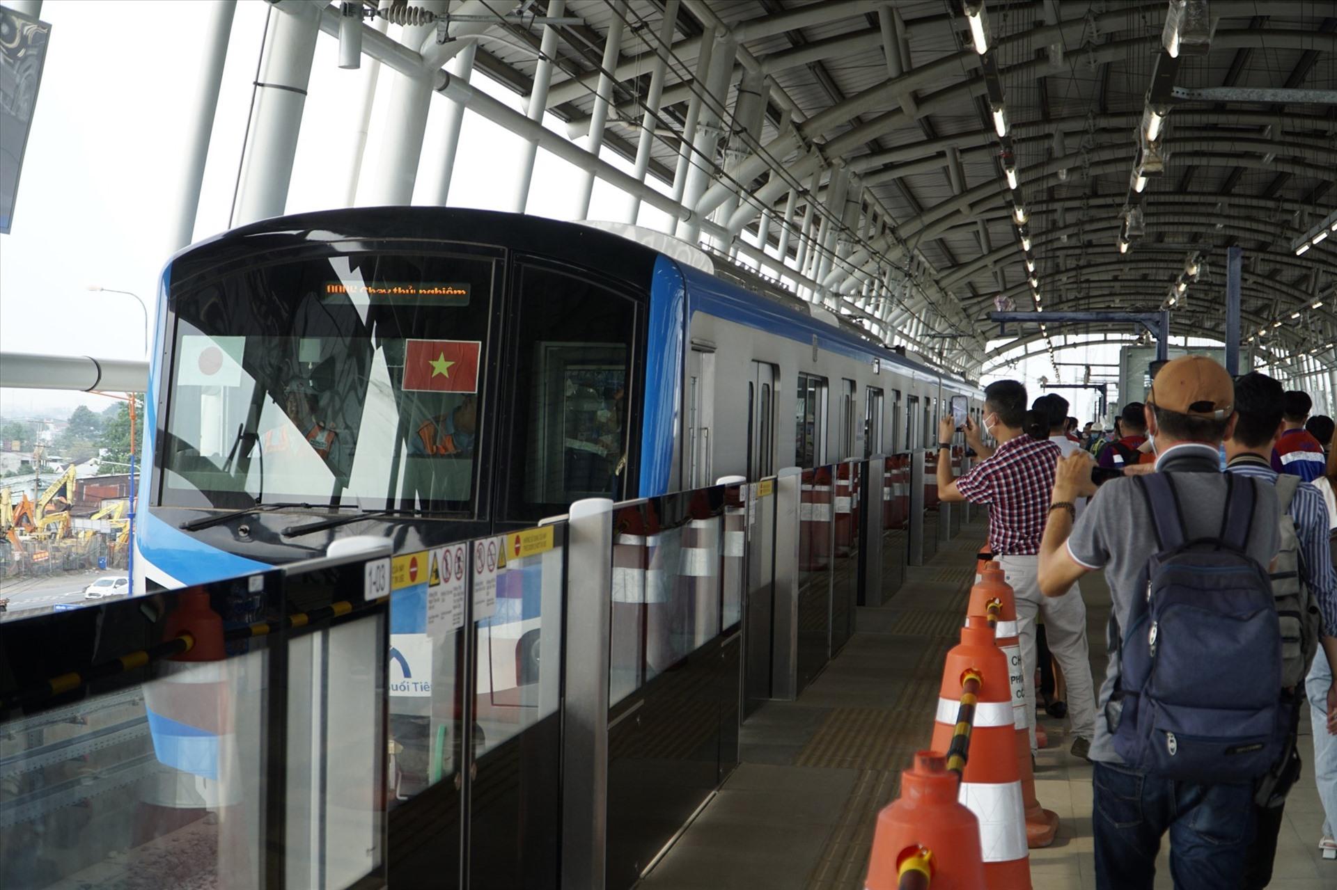 Metro số 1 đang chạy thử đoạn trên cao.  Ảnh: Anh Tú