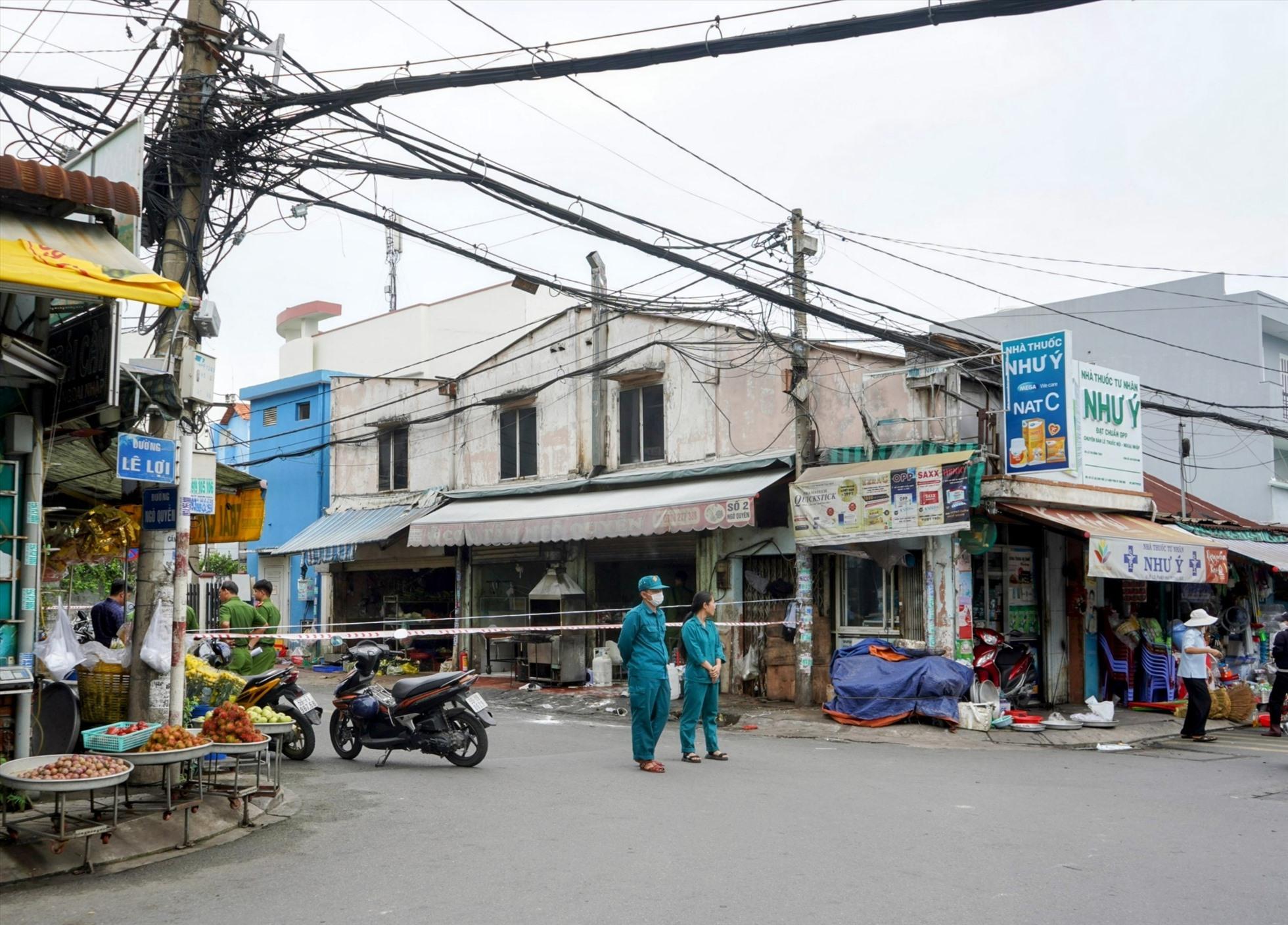 Lượng lượng chức năng đang phong tỏa hiện trường điều tra nguyên nhân vụ việc.
