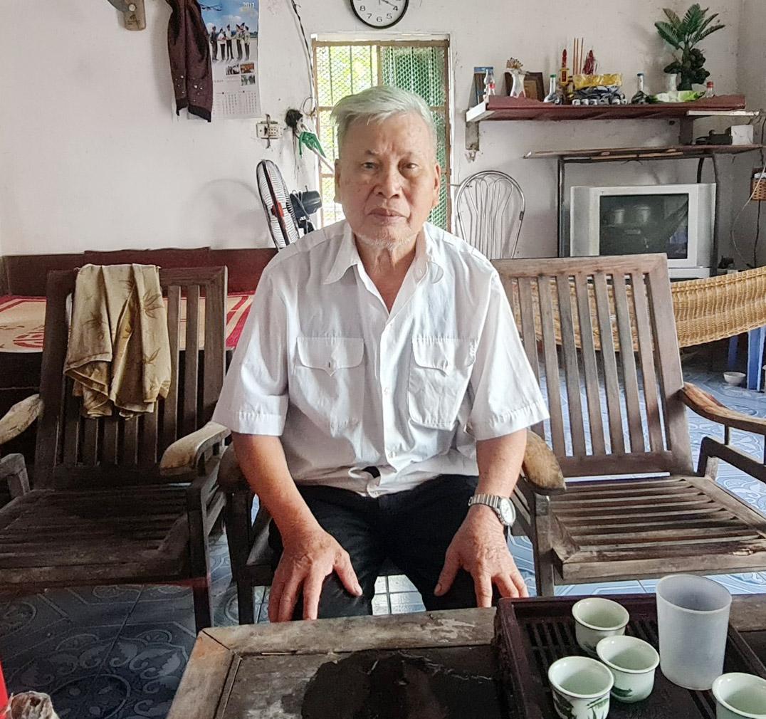 Ông Vân cho biết, khi chi trả cho cả vợ, số tiền lương hưu của ông bao giờ cũng âm tiền. Ảnh: Mạnh Cường.