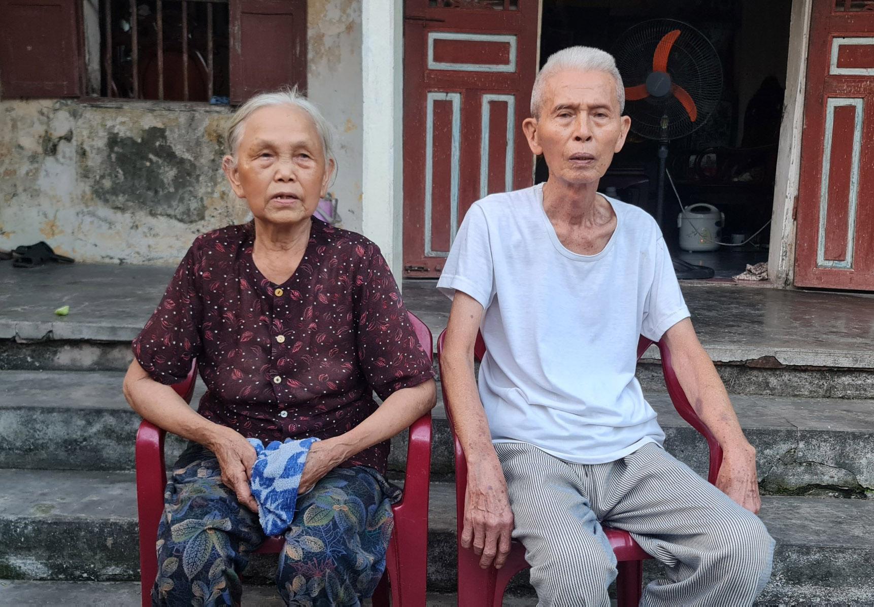 Hai vợ chồng ông Khanh tiều tụy, gầy gò khi phải chi tiêu kham khố. Ảnh: Mạnh Cường.