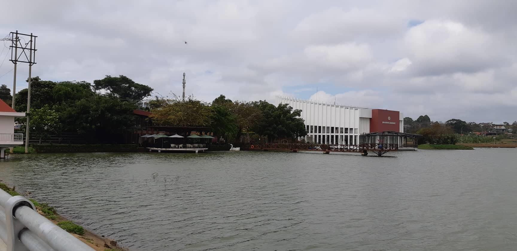 Công trình của bà Kha xây dựng ở bên hồ. Ảnh: Bảo Trung