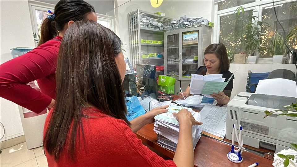 Người lao động tới BHXH huyện Gia Lâm (Hà Nội) để làm thủ tục liên quan đến BHXH bắt buộc. Ảnh: HÀ ANH