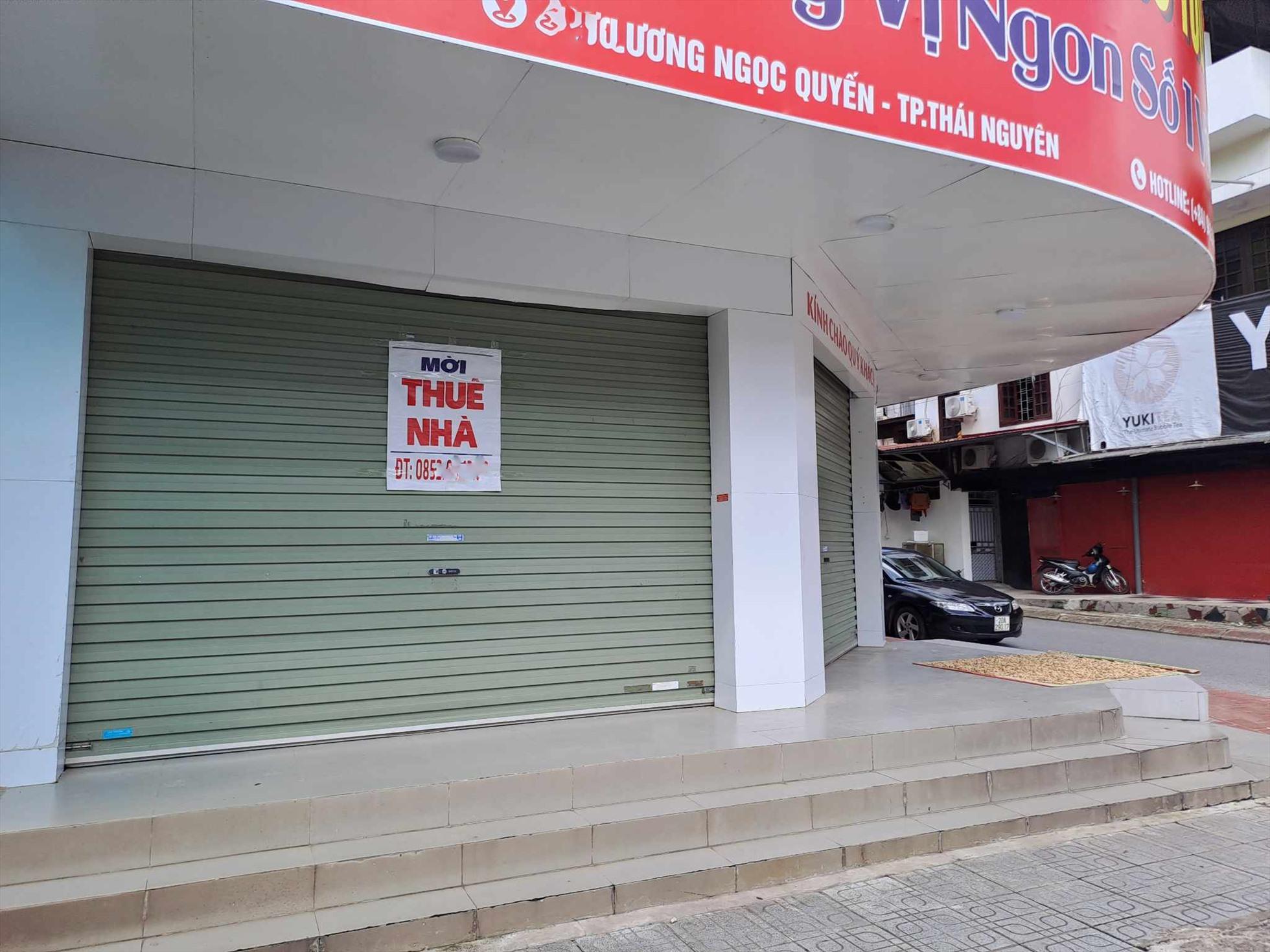 Một địa đểm được coi là đắc địa của TP.Thái Nguyên đang treo biển cho thuê nhà. Ảnh: Minh Hạnh