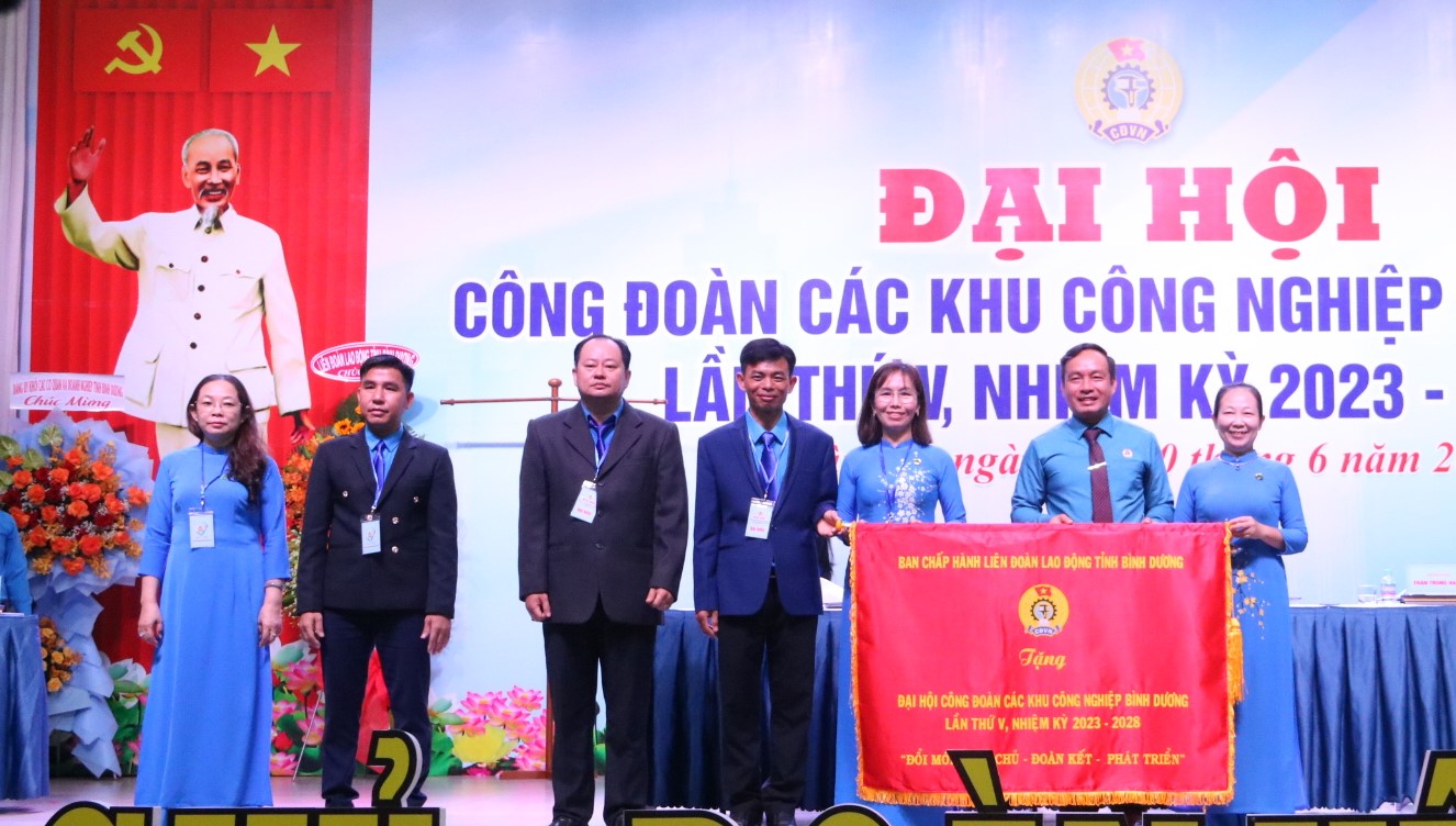 LĐLĐ Bình Dương tặng bức trướng cho đại hội Công đoàn các KCN Bình Dương. Ảnh: Đình Trọng